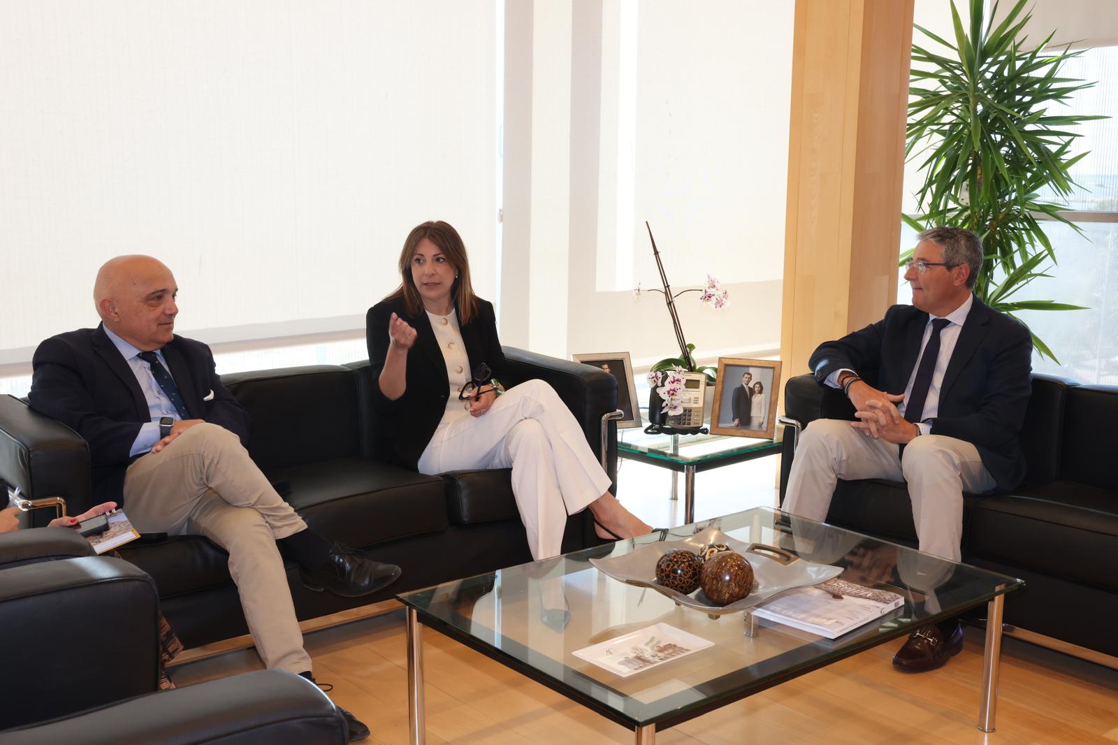 Momento de la reunión entre la alcaldesa y el presidente de la Diputación de Málaga.