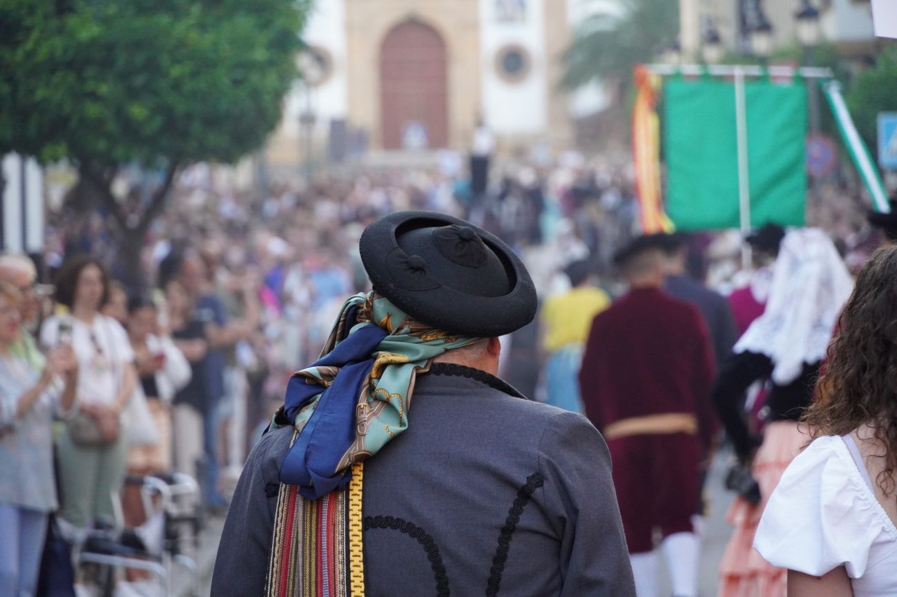 Miles de rondeños siguieron el pasacalles que recorrió el centro de Ronda.