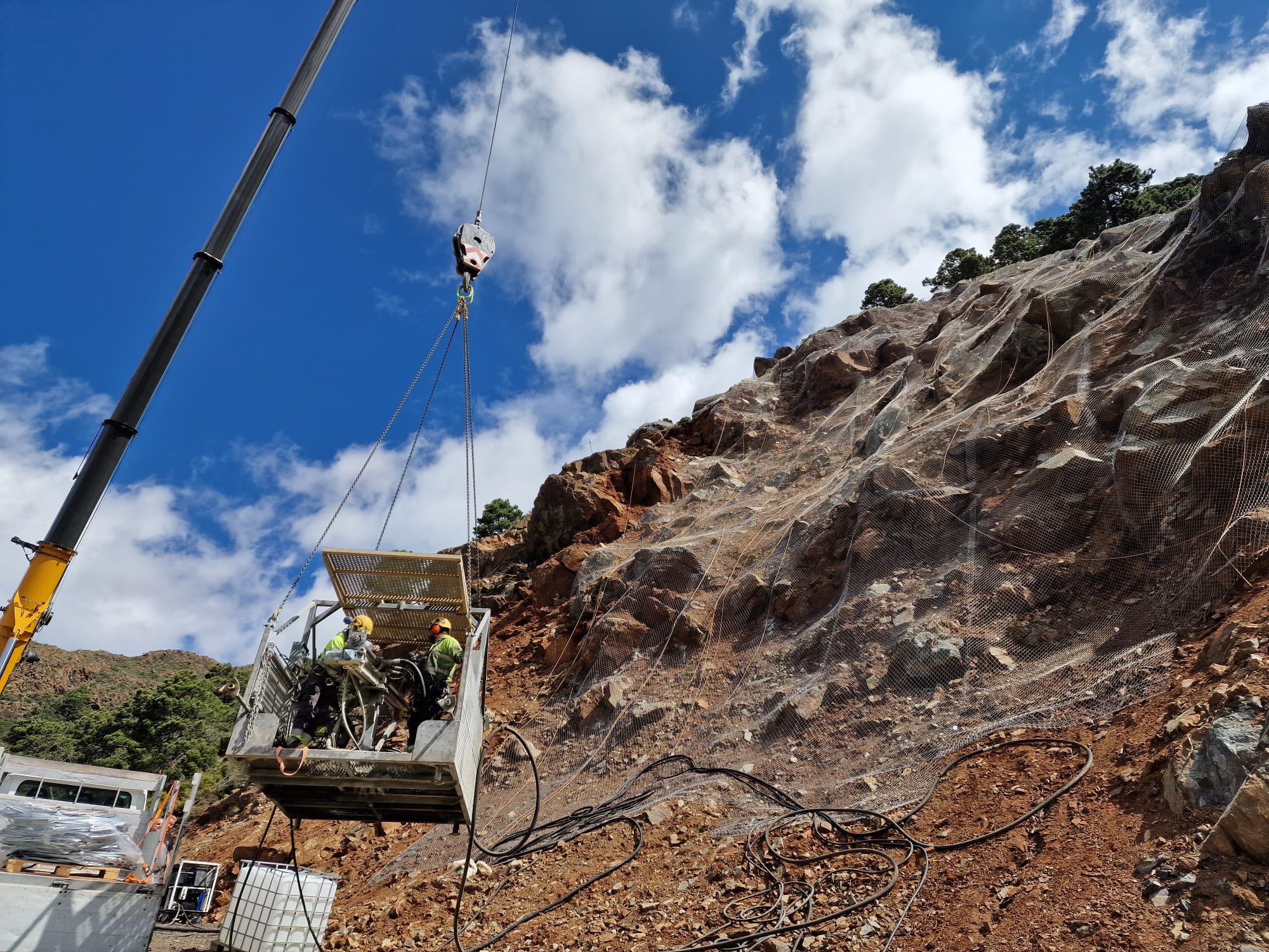 Los operarios están realizando las labores previas para la voladura de rocas.