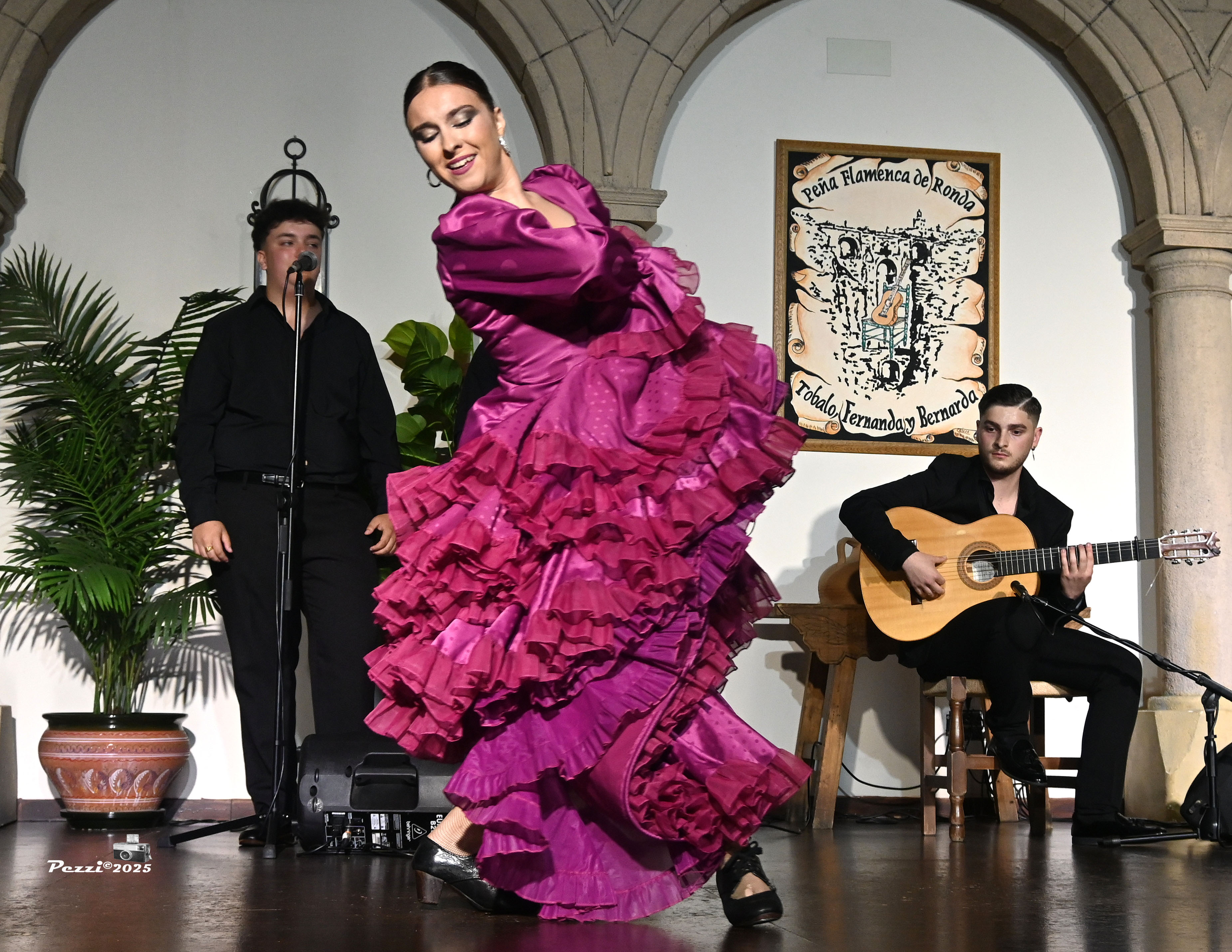 Ana Domínguez Hernández en las tablas de la Peña Flamenca de Ronda. Foto Pezzi.