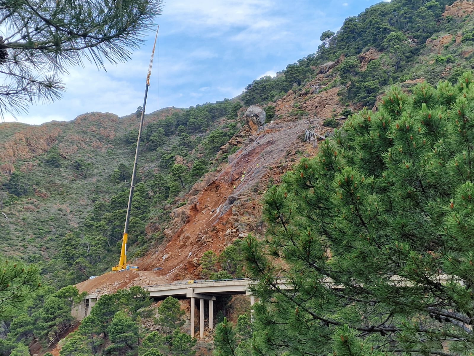 Los técnicos ya han realizado las perforaciones para colocar las cargas de dinamita en las rocas.