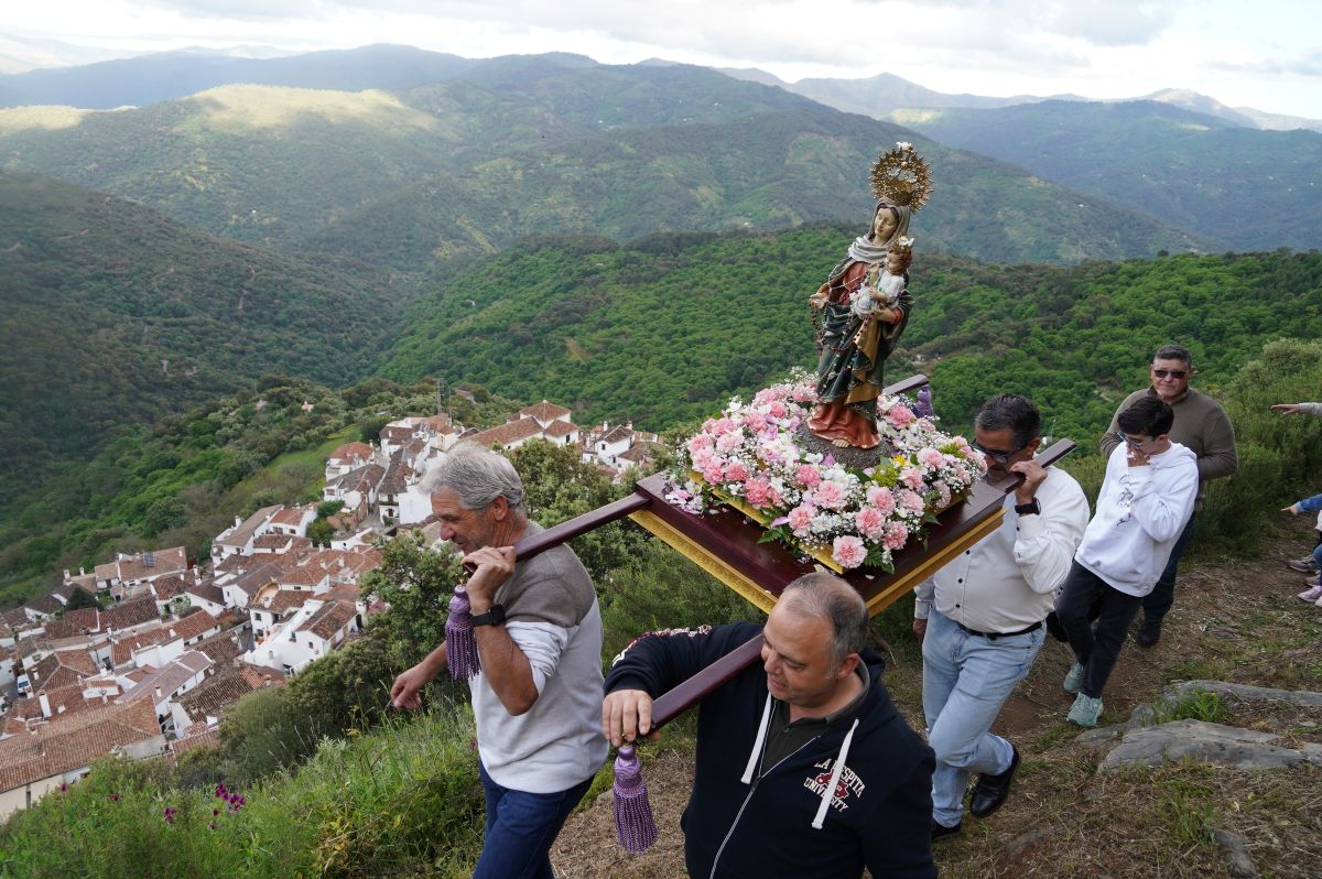 Momento en el que la imagen de la Virgen es descendida hasta el pueblo serrano.