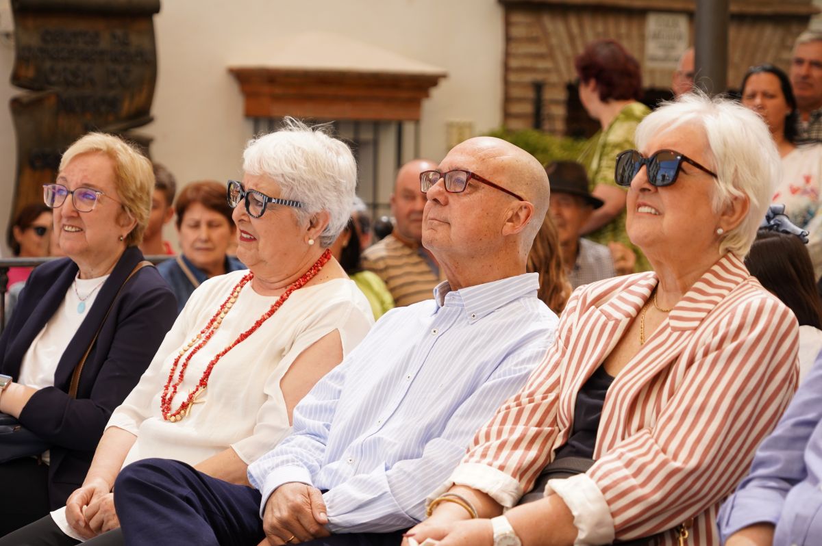 Jesús Parra fue objeto de un emotivo homenaje en la plaza del pueblo.
