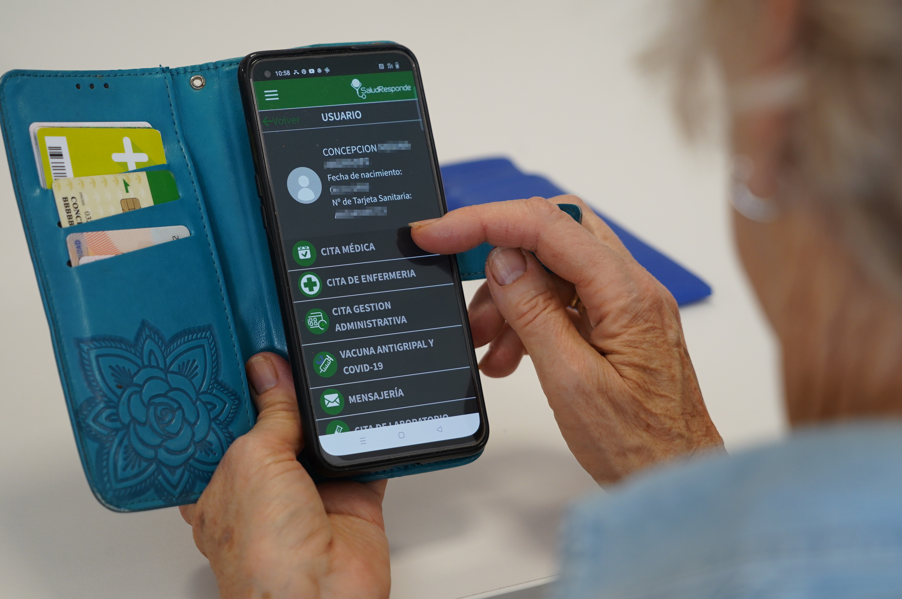 Las personas mayores han aprendido técnicas para el manejo de las nuevas tecnologías.