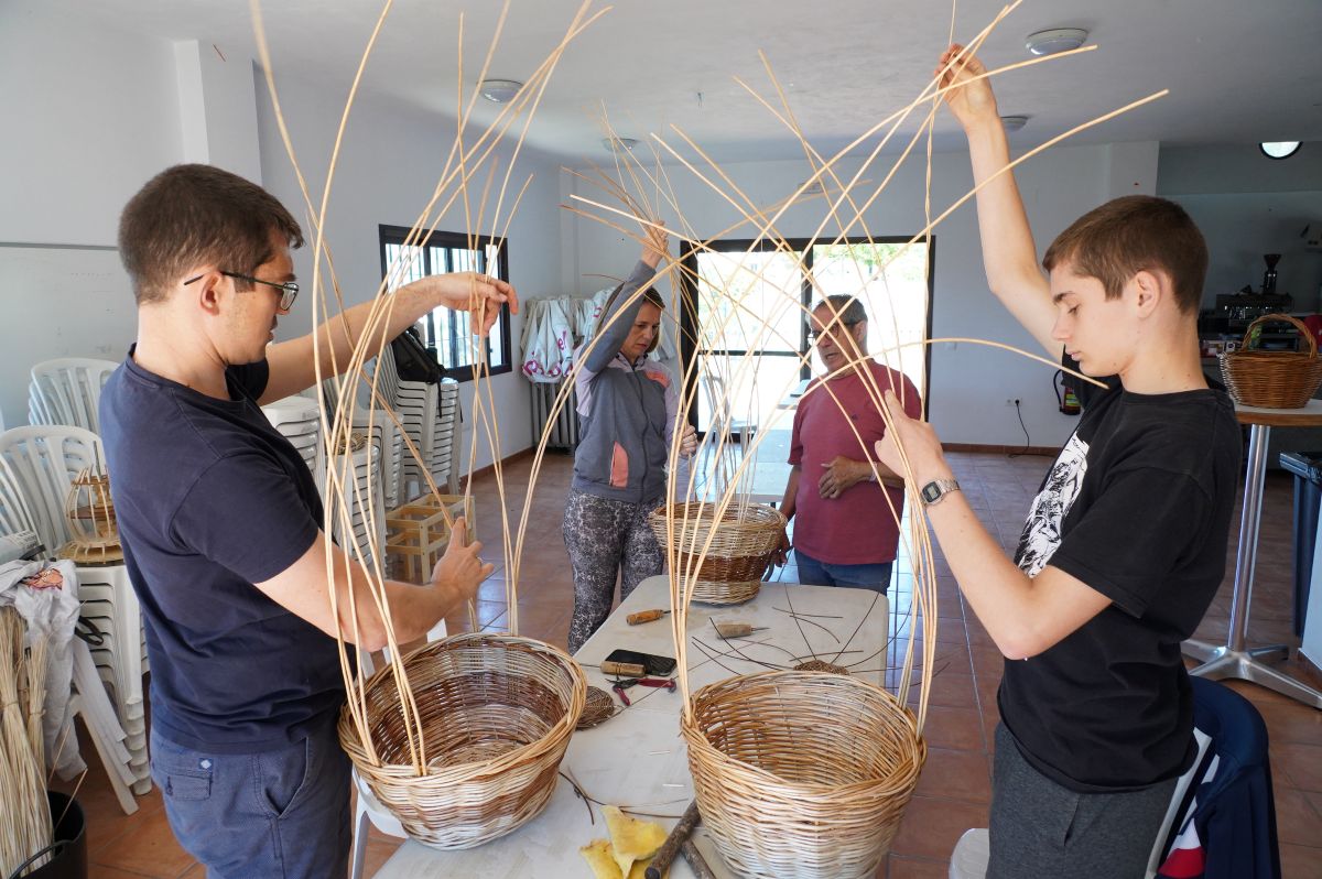 Un vecino de Genalguacil organiza un taller para que no se pierda la elaboración artesanal del esparto