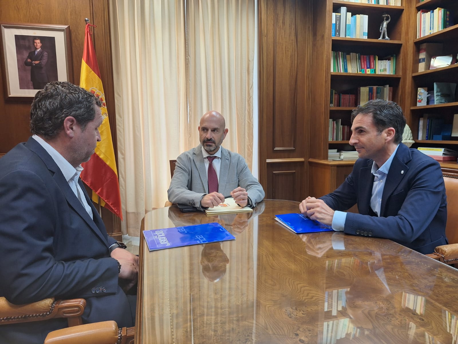 El delegado del Gobierno central en Málaga, junto a los responsables de Apymer en la reunión mantenida en Málaga.