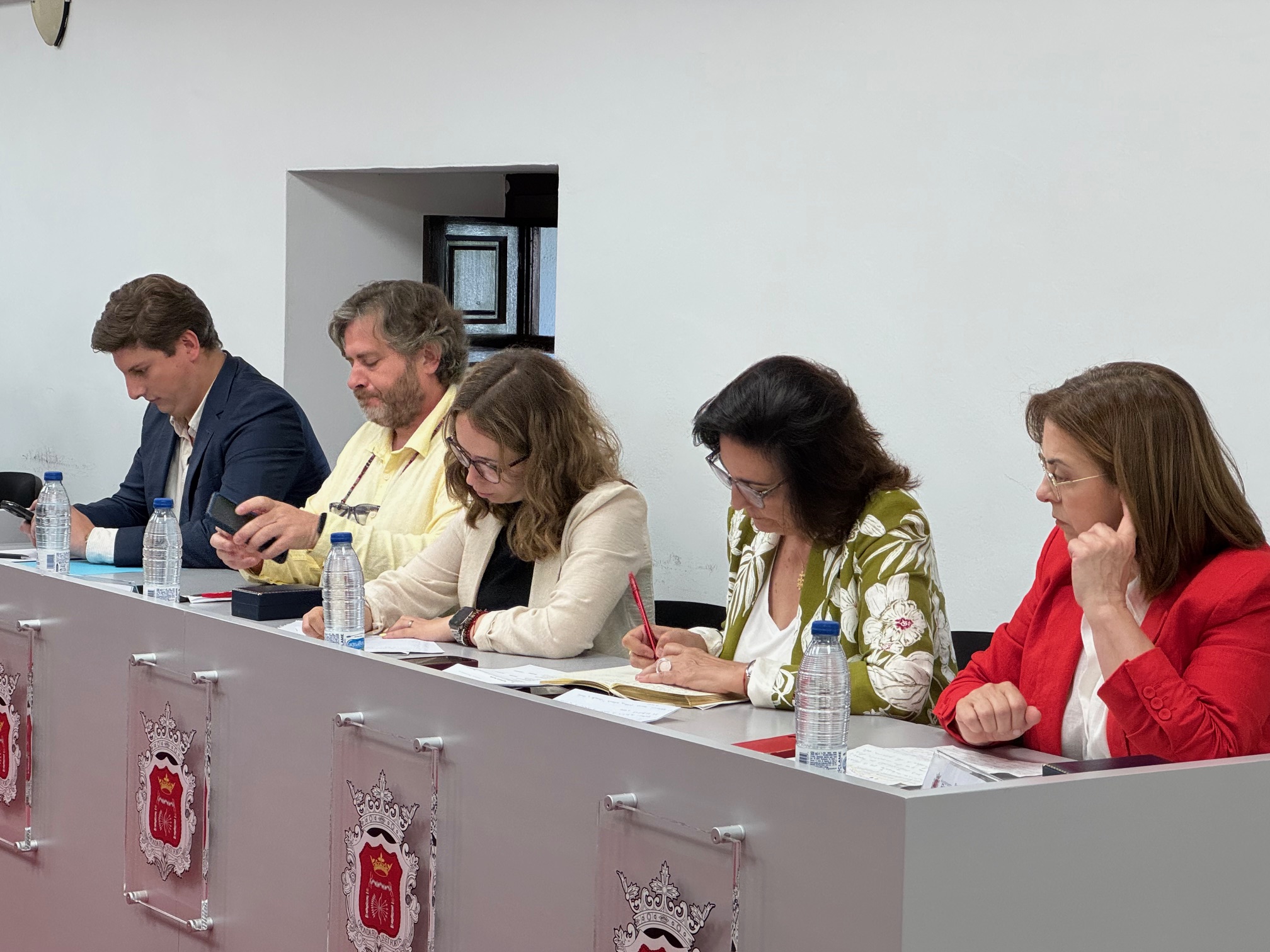 José Ramón Barragán (a la izquierda vestido de amarillo) y María del Mar Lobato (a la derecha de rojo).