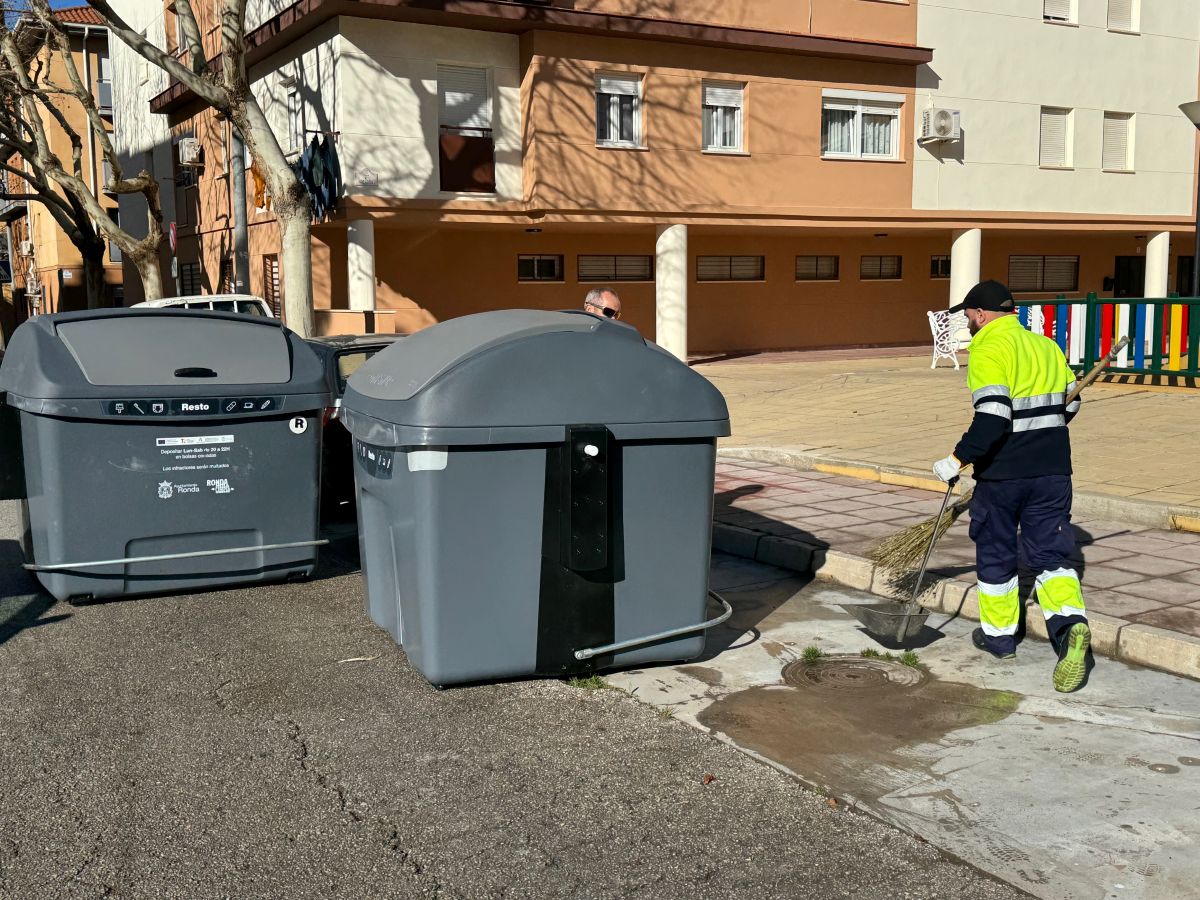 Un operario de Soliarsa realiza labores de limpieza en el Olivar de las Monjas.