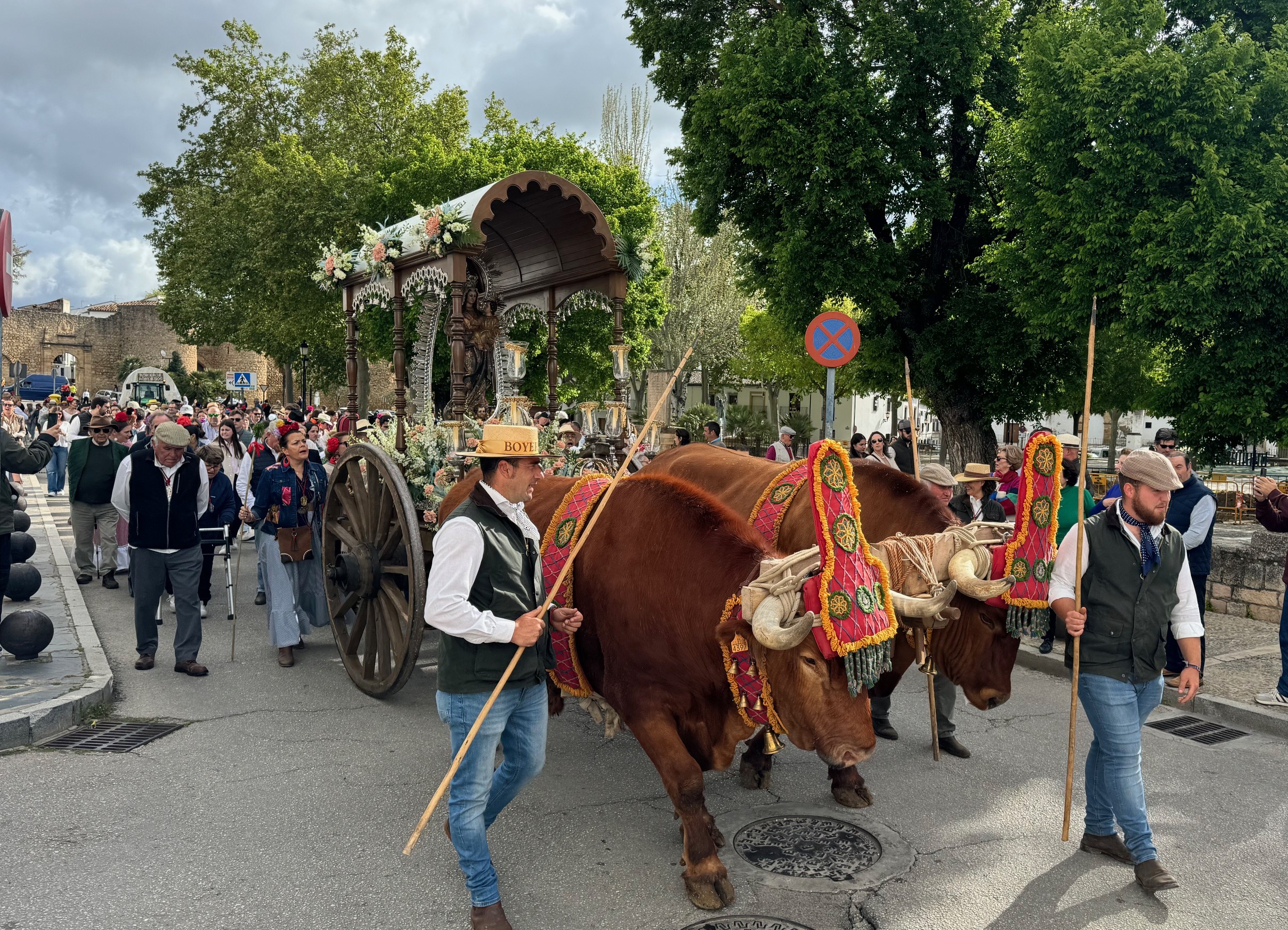 Cientos de romeros acompañan un año más a la Virgen de la Cabeza hasta su ermita