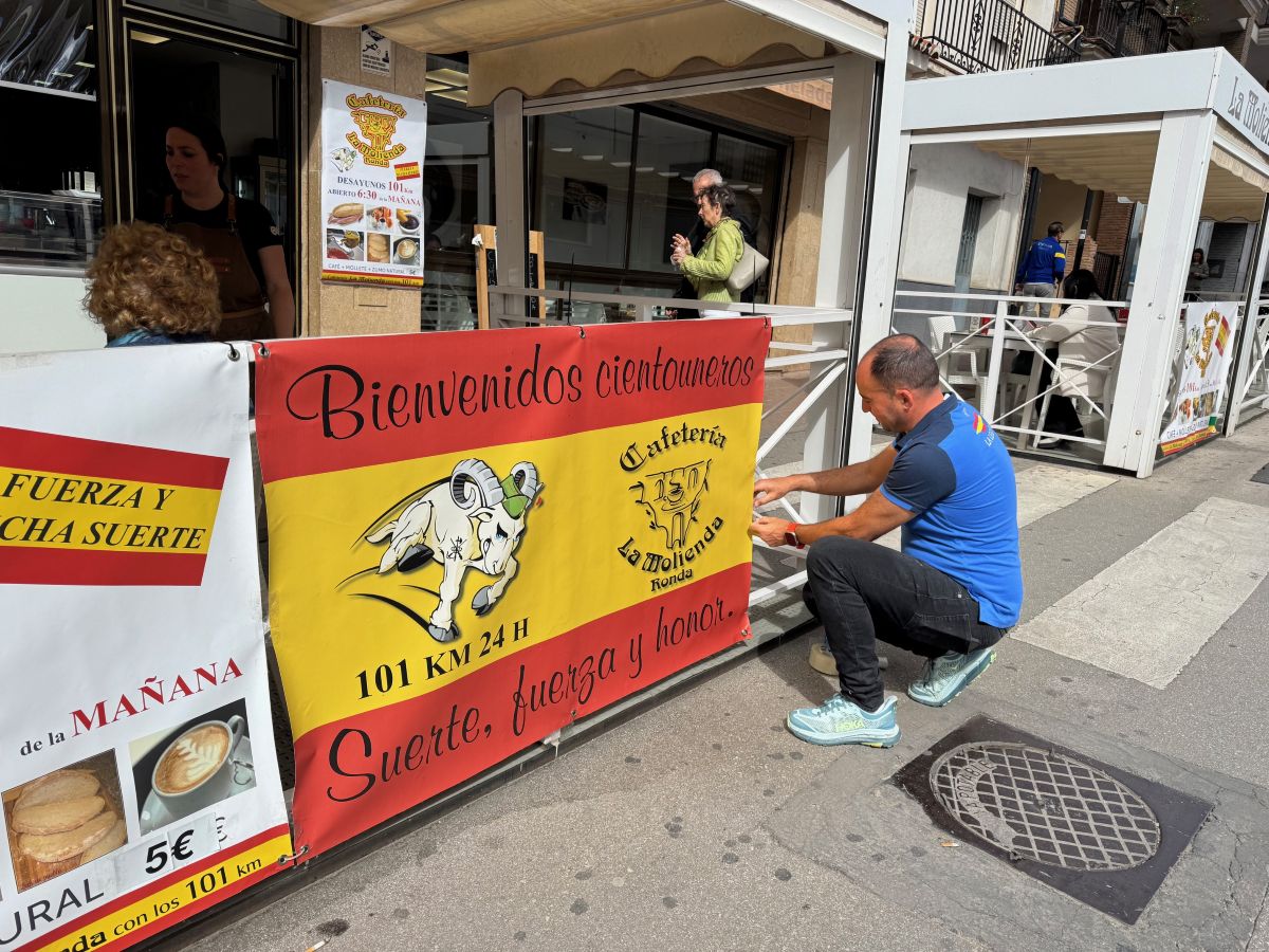 Un establecimiento de hostelería coloca carteles de bienvenida para los cientouneros.