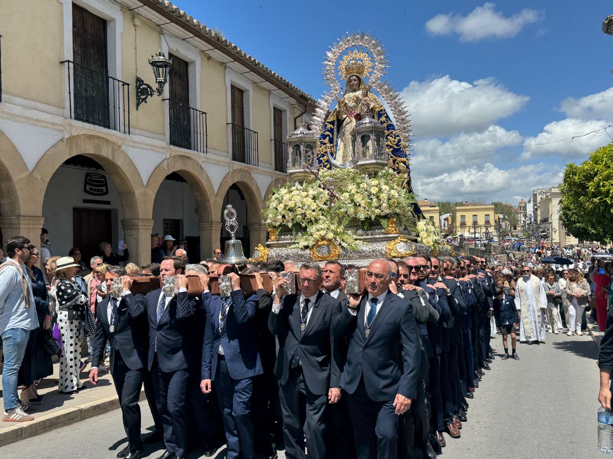 La Patrona, la Virgen de la Paz, recorre las calles de Ronda en un domingo luminoso