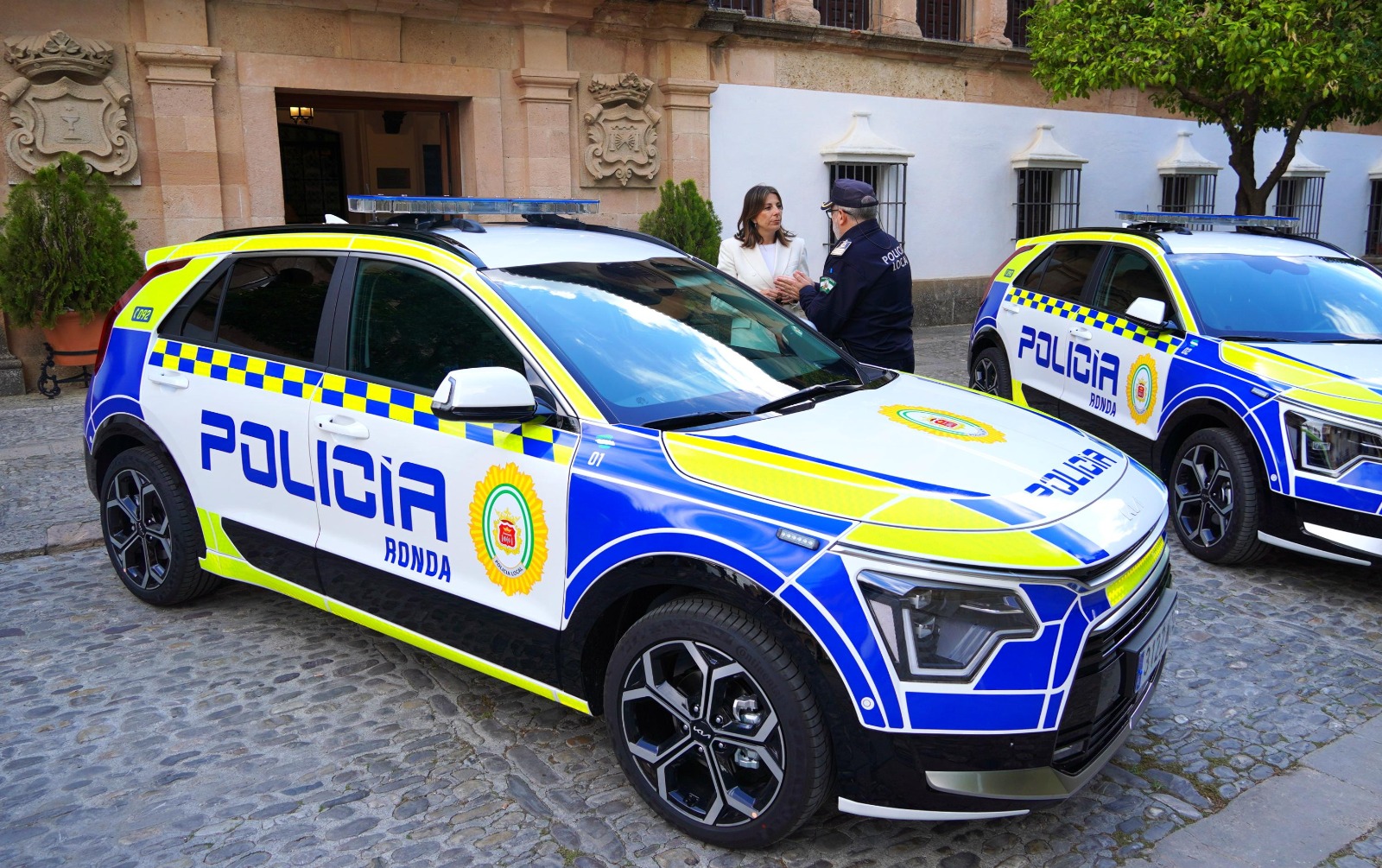 Hoy se han presentado los dos vehículos en el Ayuntamiento.