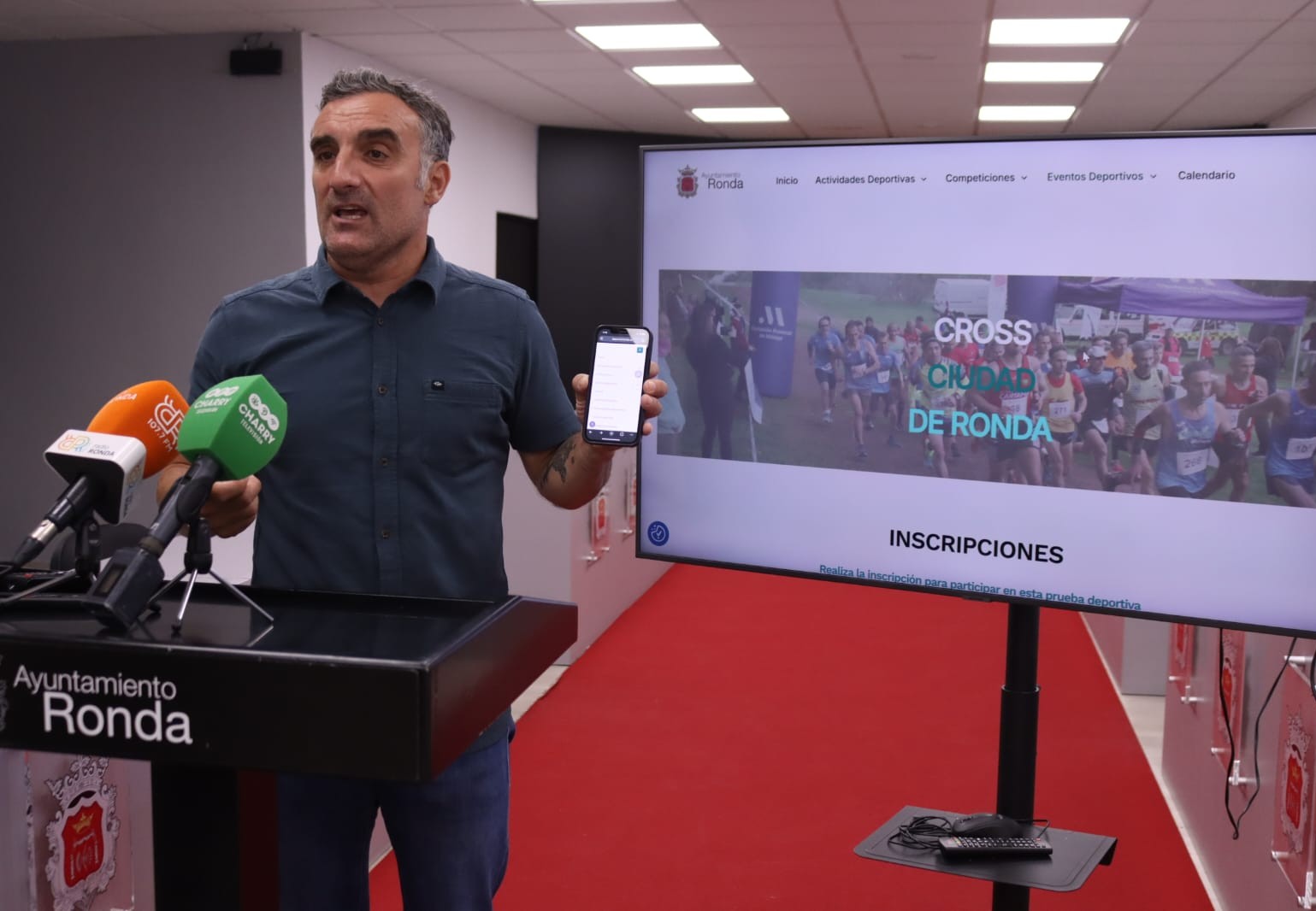 El concejal de Deportes ha explicado el funcionamiento de la nueva web.