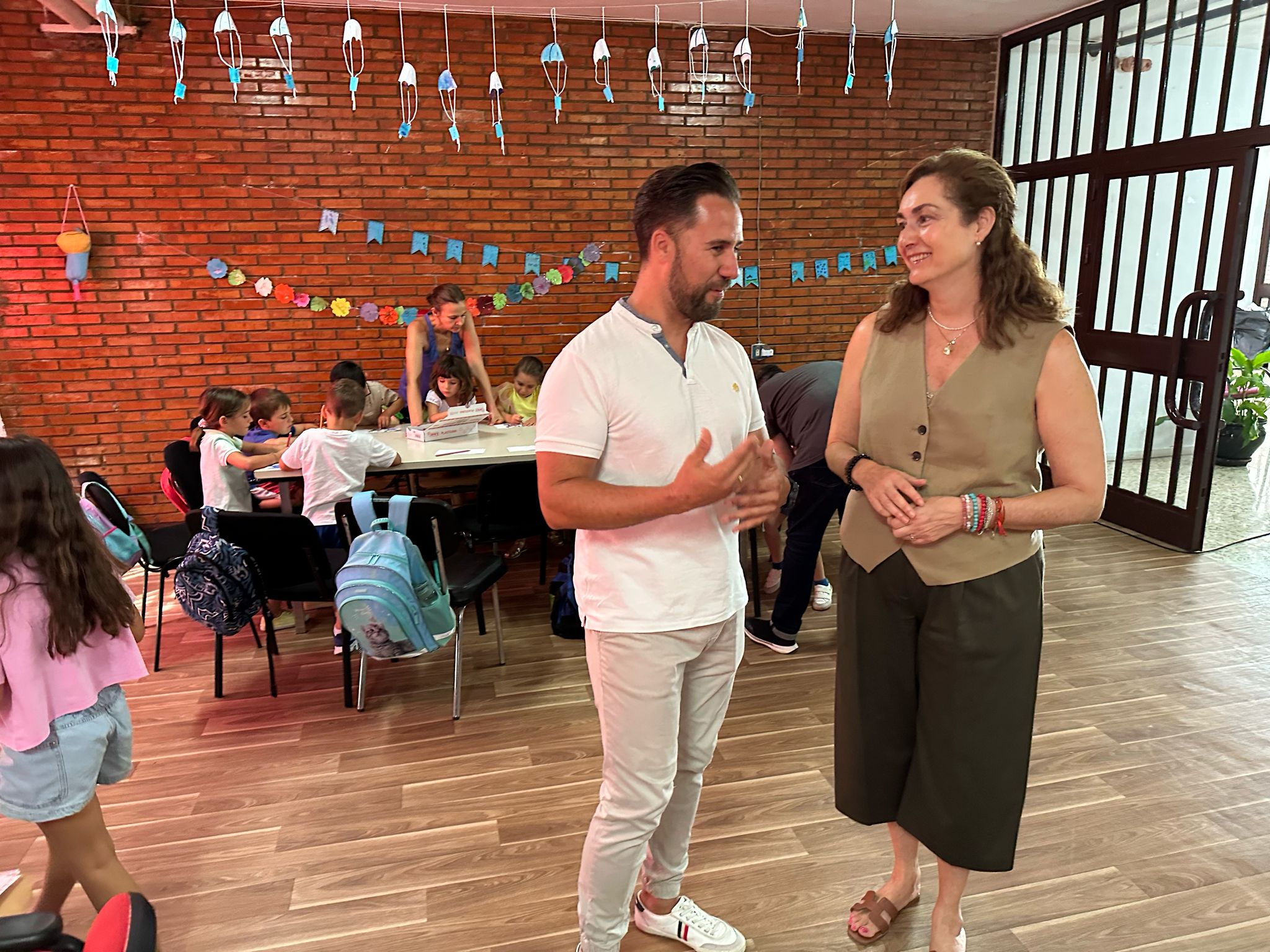 La delegada municipal de Educación ha asistido este martes al inicio de la Escuela de Verano.