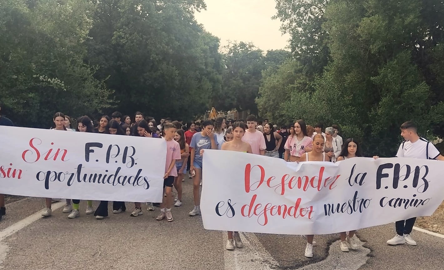 Alumnos y profesores del instituto del Valle del Genal vuelven a manifestarse para reclamar que se mantenga el ciclo de FP de operarios de la construcción