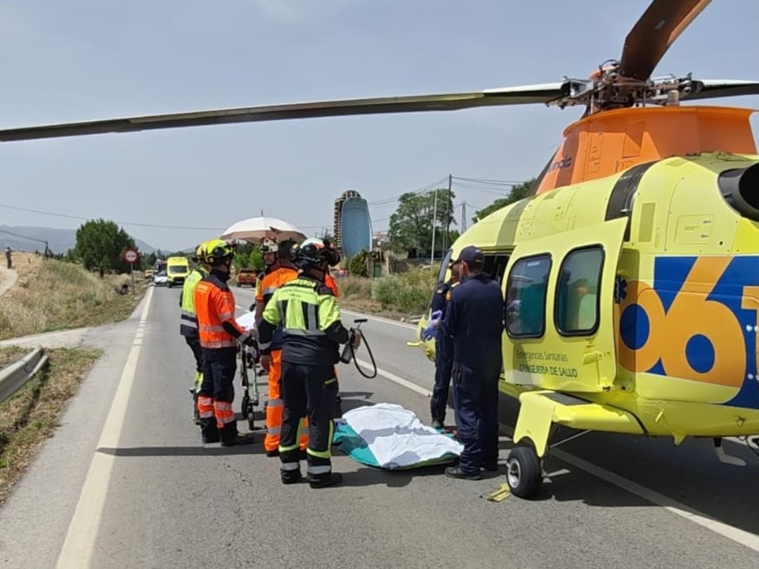 Un helicóptero sanitario se ha tenido que desplazar al lugar del suceso para trasladar a los heridos. Foto CPB.