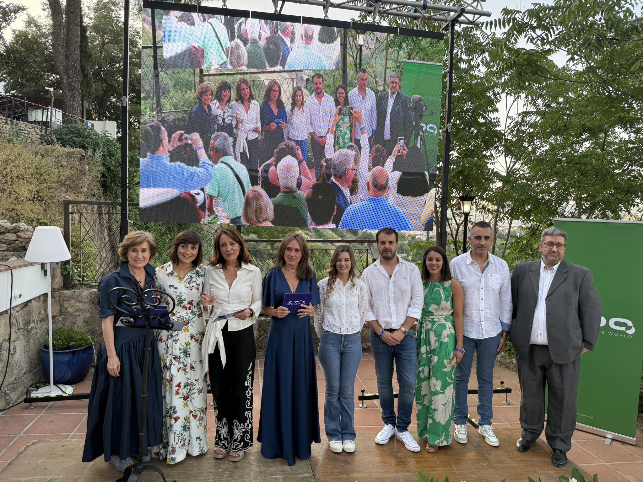 Las empresarias rondeñas junto al equipo actual de öptica Baca en la gala del 80 aniversario.