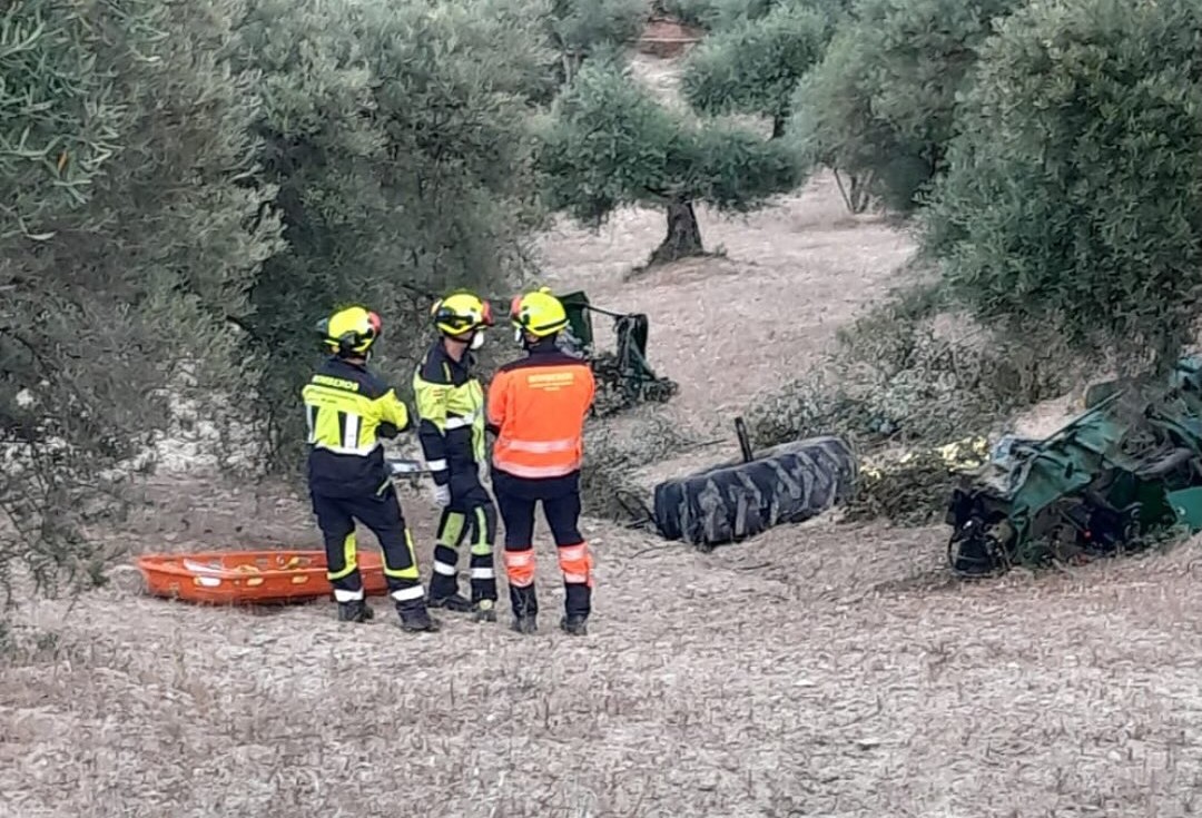 Lugar en el que volcó el tractor. Foto Consorcio Provincial de Bomberos.