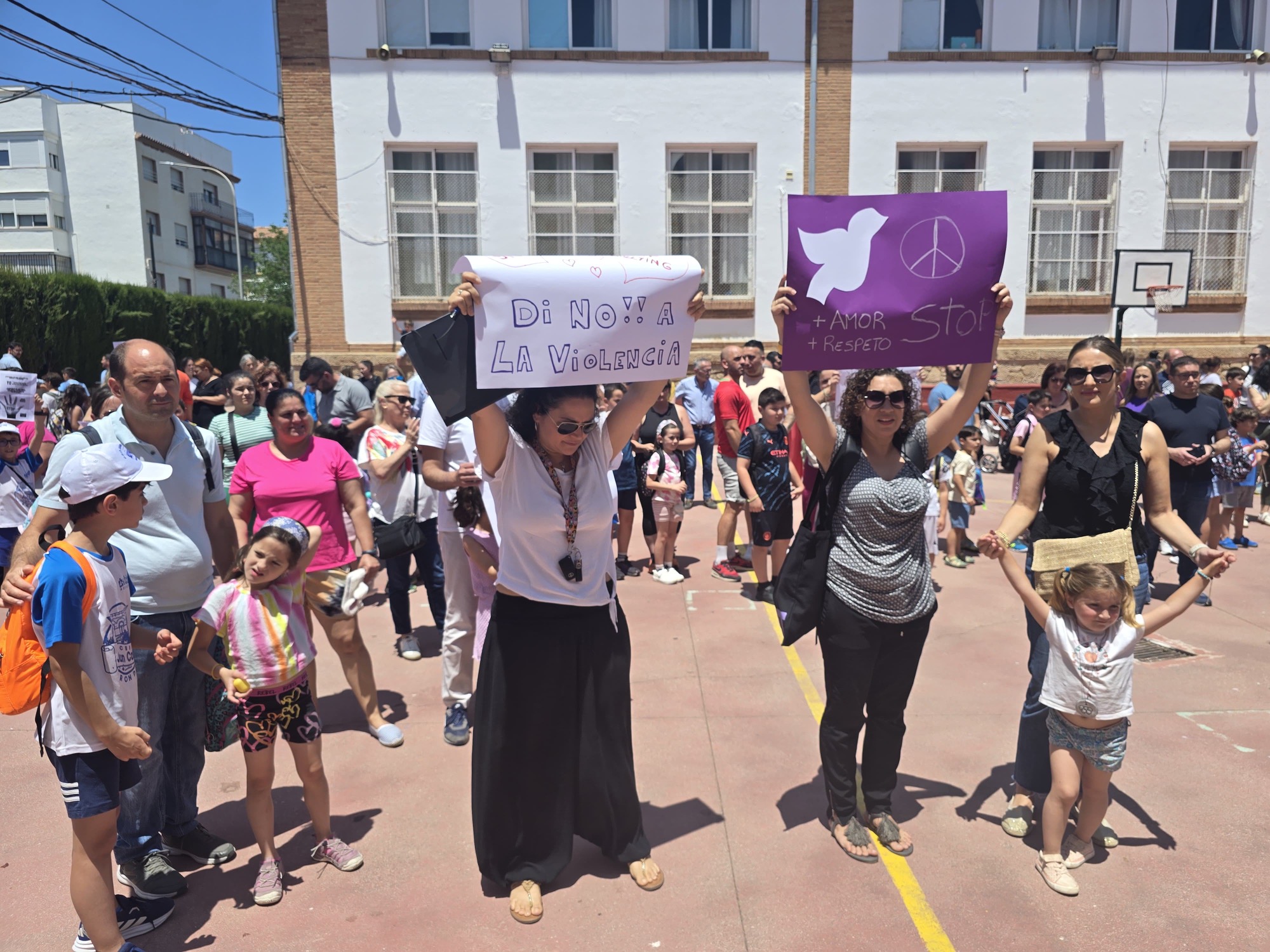 Los padres protagonizaron una concentración para defender al docente amenazado.