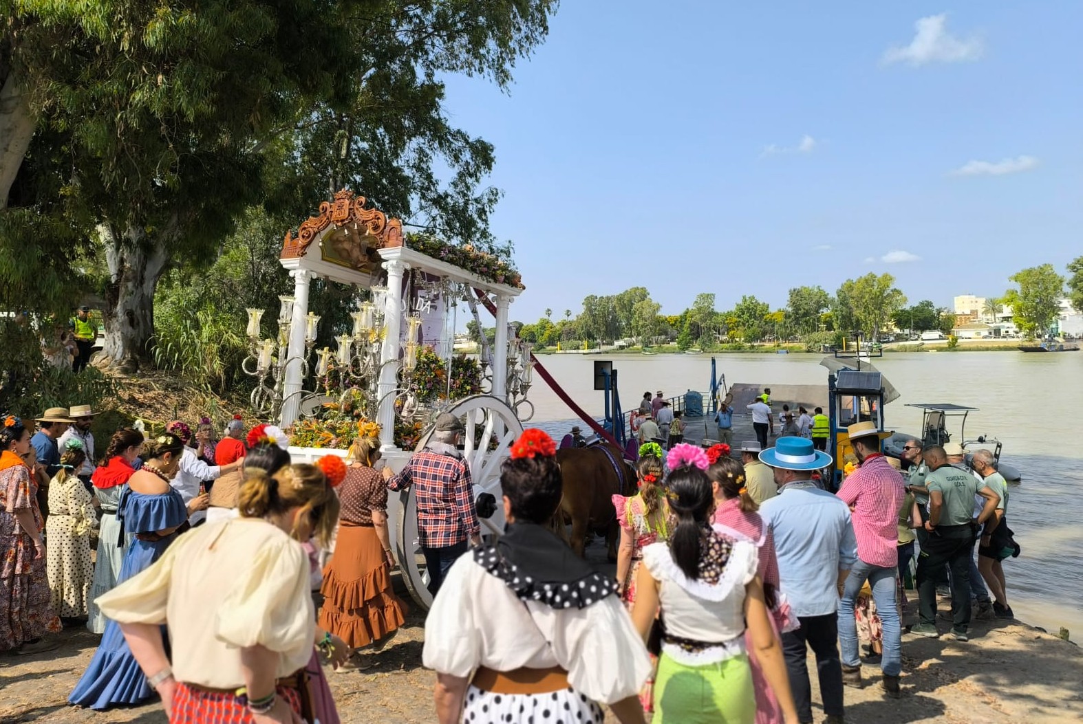 Momento en el que los rocieros rondeños cruzan el río Guadalquivir por Coria.