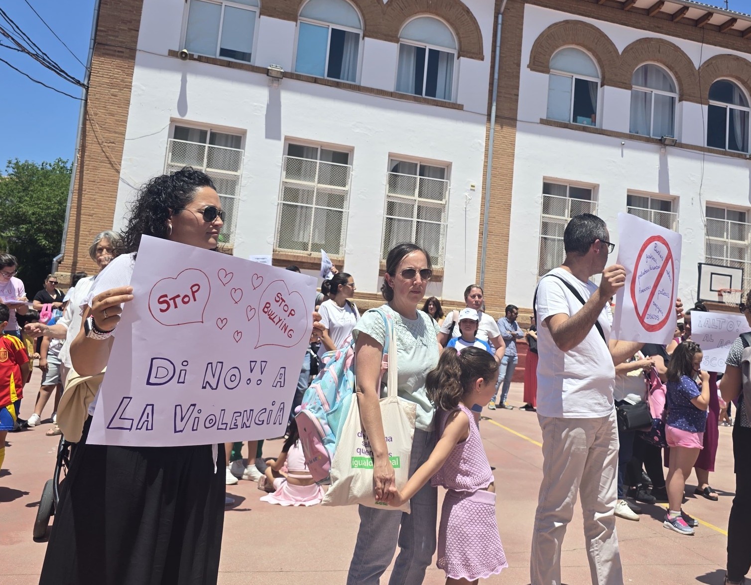 Los padres y los alumnos han expresado su apoyo al director del colegio Juan Carrillo.