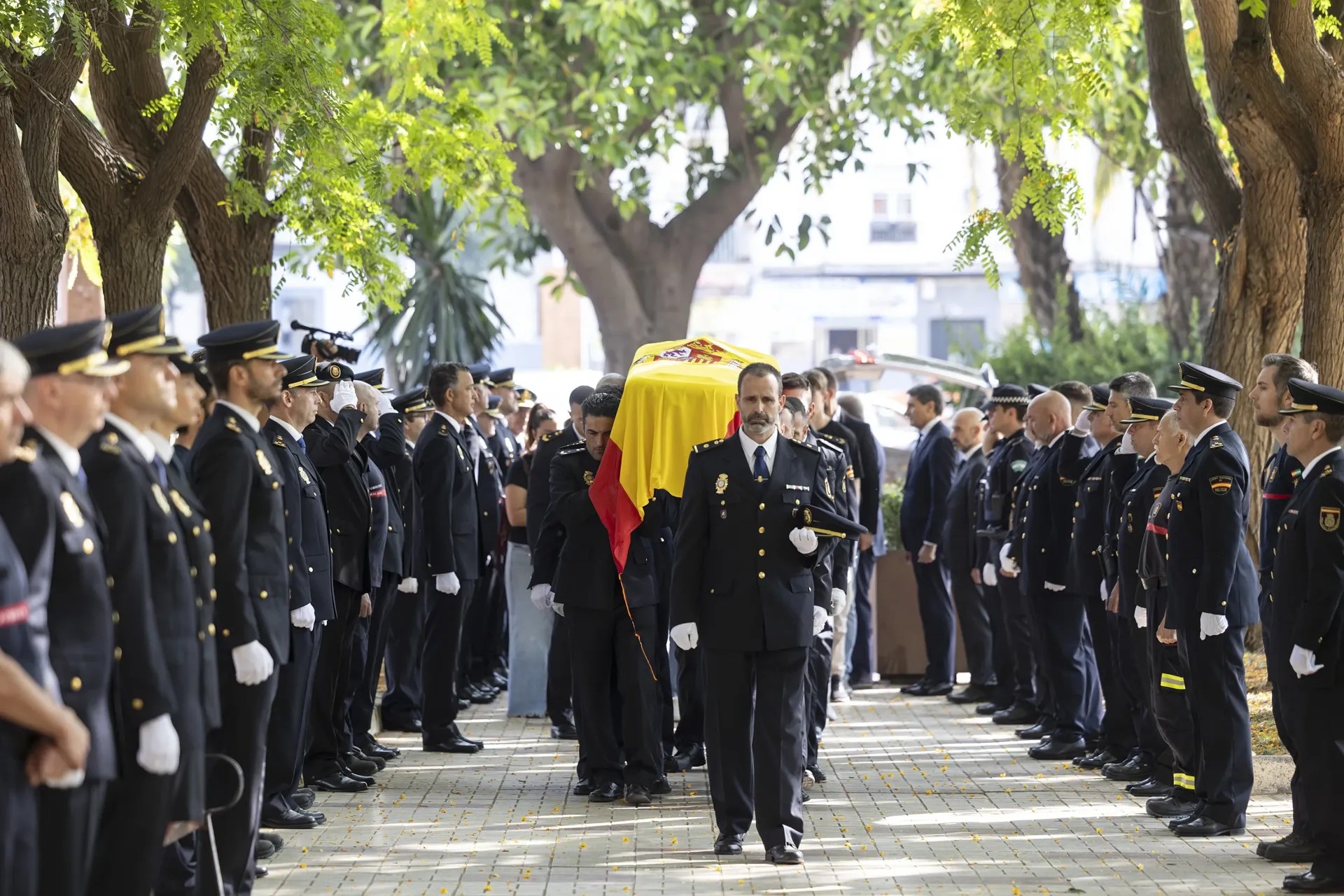 Momento en el que sus compañeros portan y custodian el féretro del subinspector fallecido.