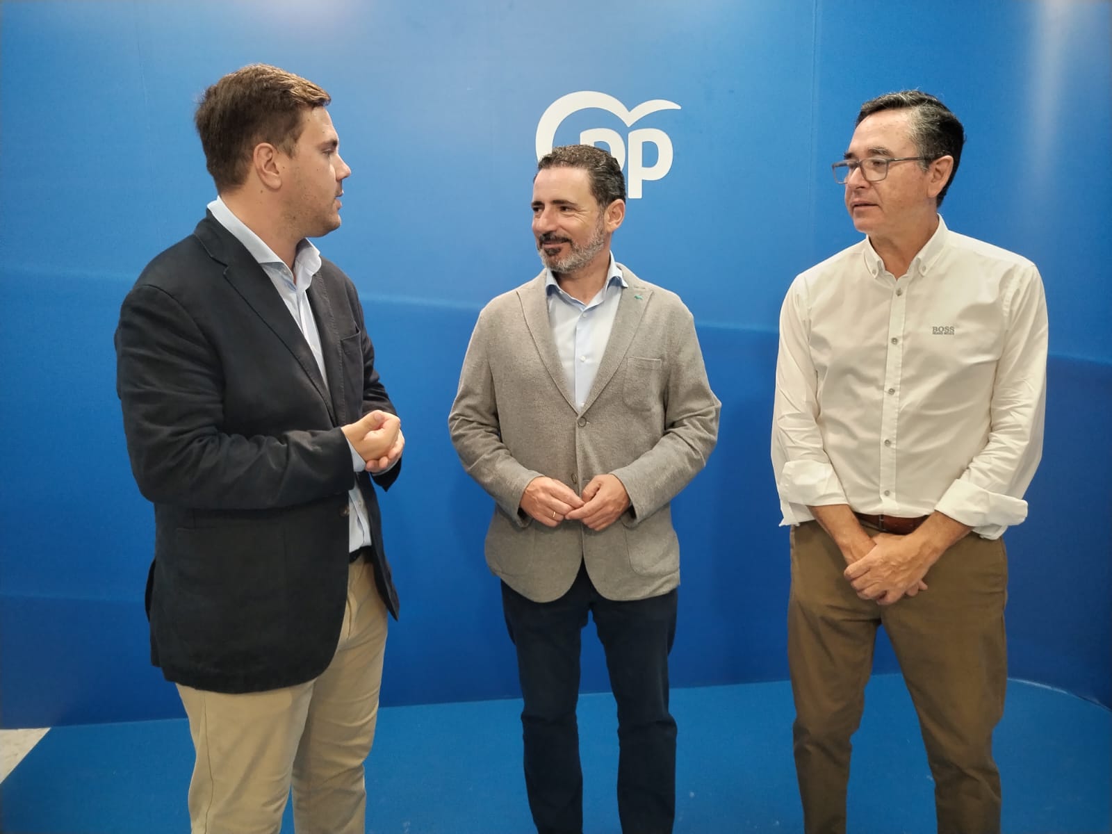 Castilla, Carmona y Martínez en la rueda de prensa que han ofrecido en la sede del PP de Ronda.