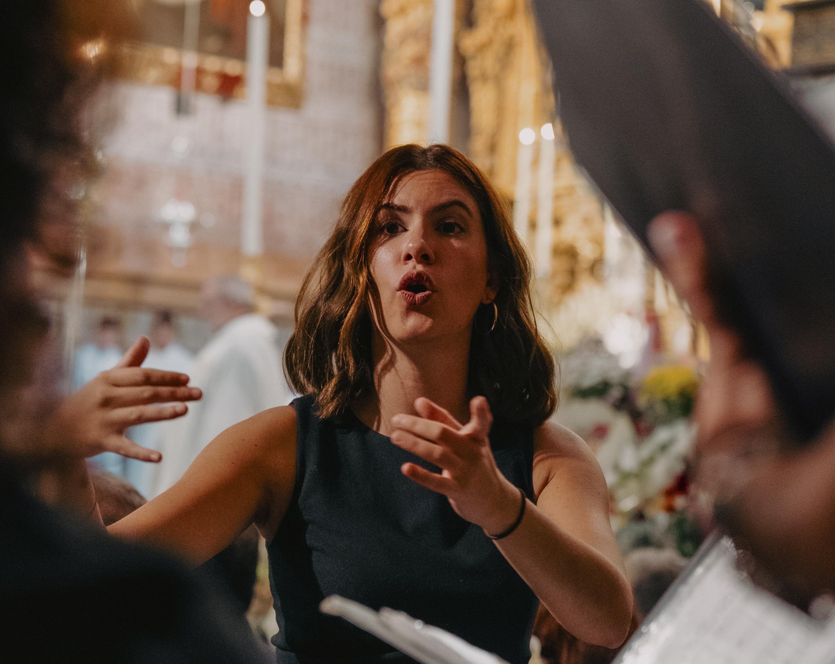 Ana Rioja dirigiendo la Banda Municipal de Música. Foto Banda de Música.