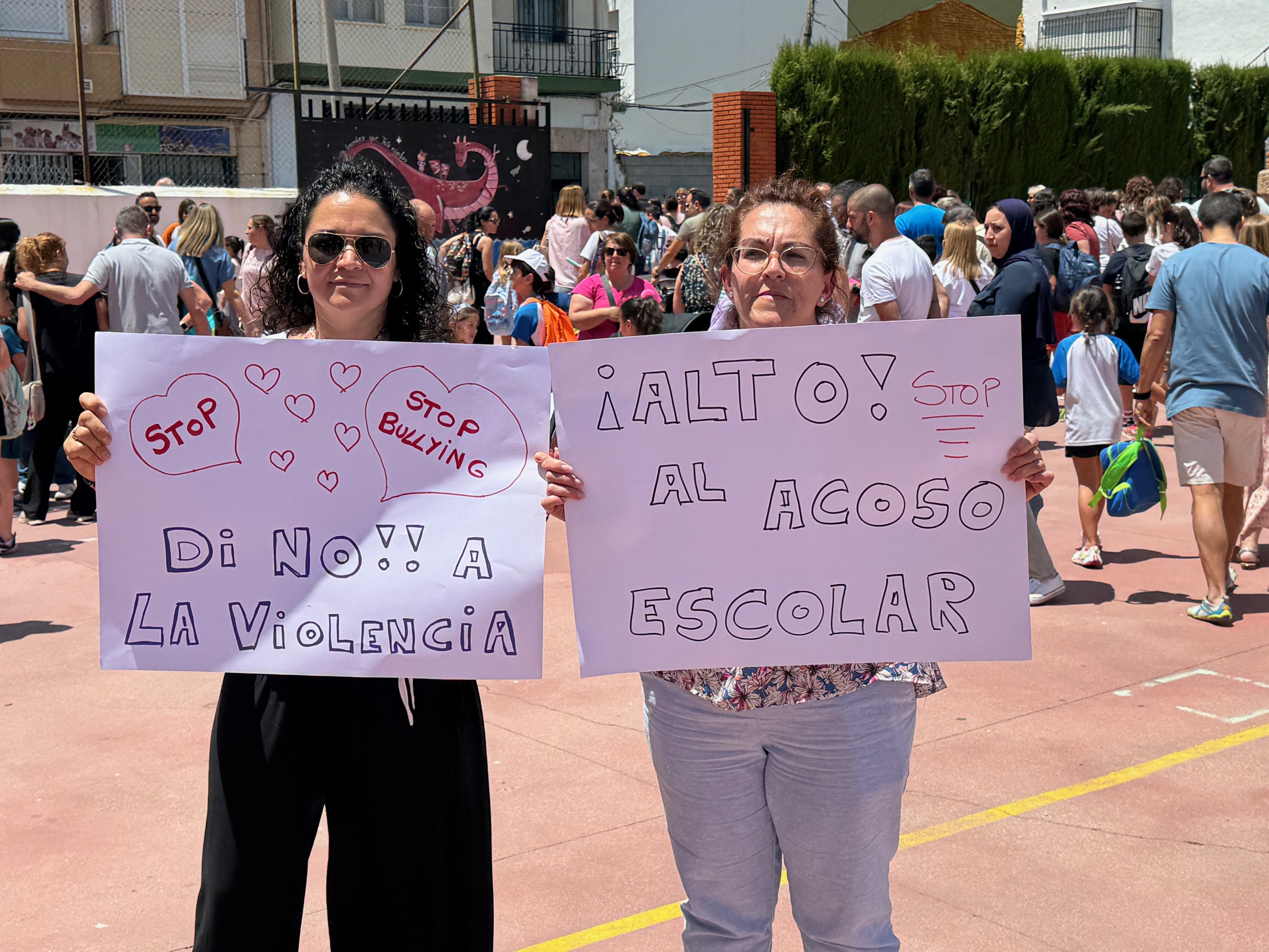 Alumnos, padres y profesores rechazan las «amenazas de muerte» que ha recibido el director del colegio Juan Carrillo