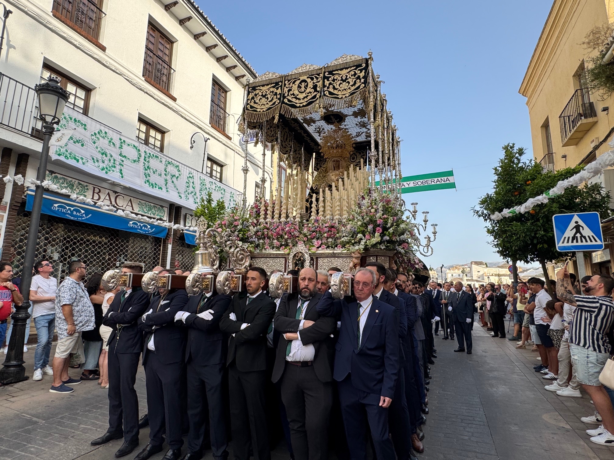 El trono de horquilleros de la Virgen de la Esperanza a su paso por la calle Virgen de la Paz, en su procesión extraordinaria.