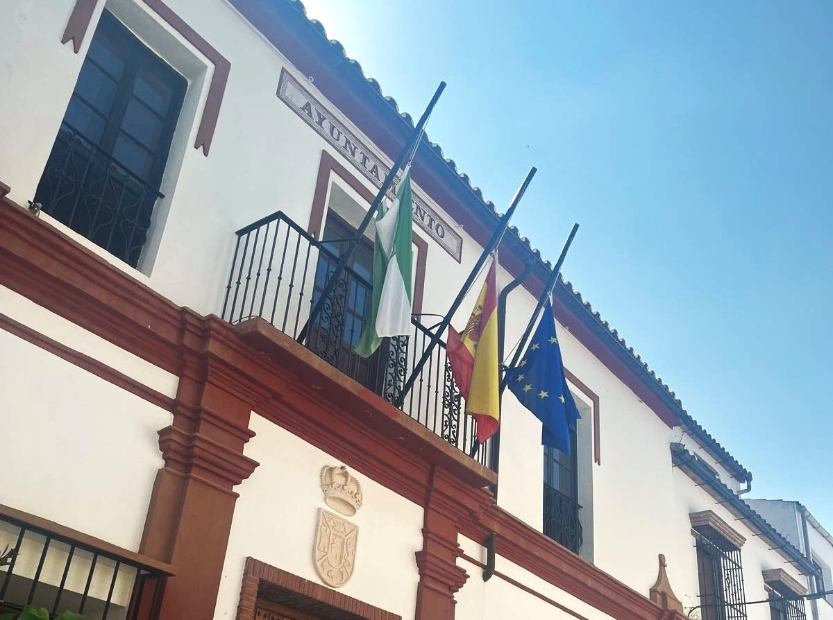 Las banderas del Ayuntamiento de Banarrabá ya ondean a media asta en señal de luto.