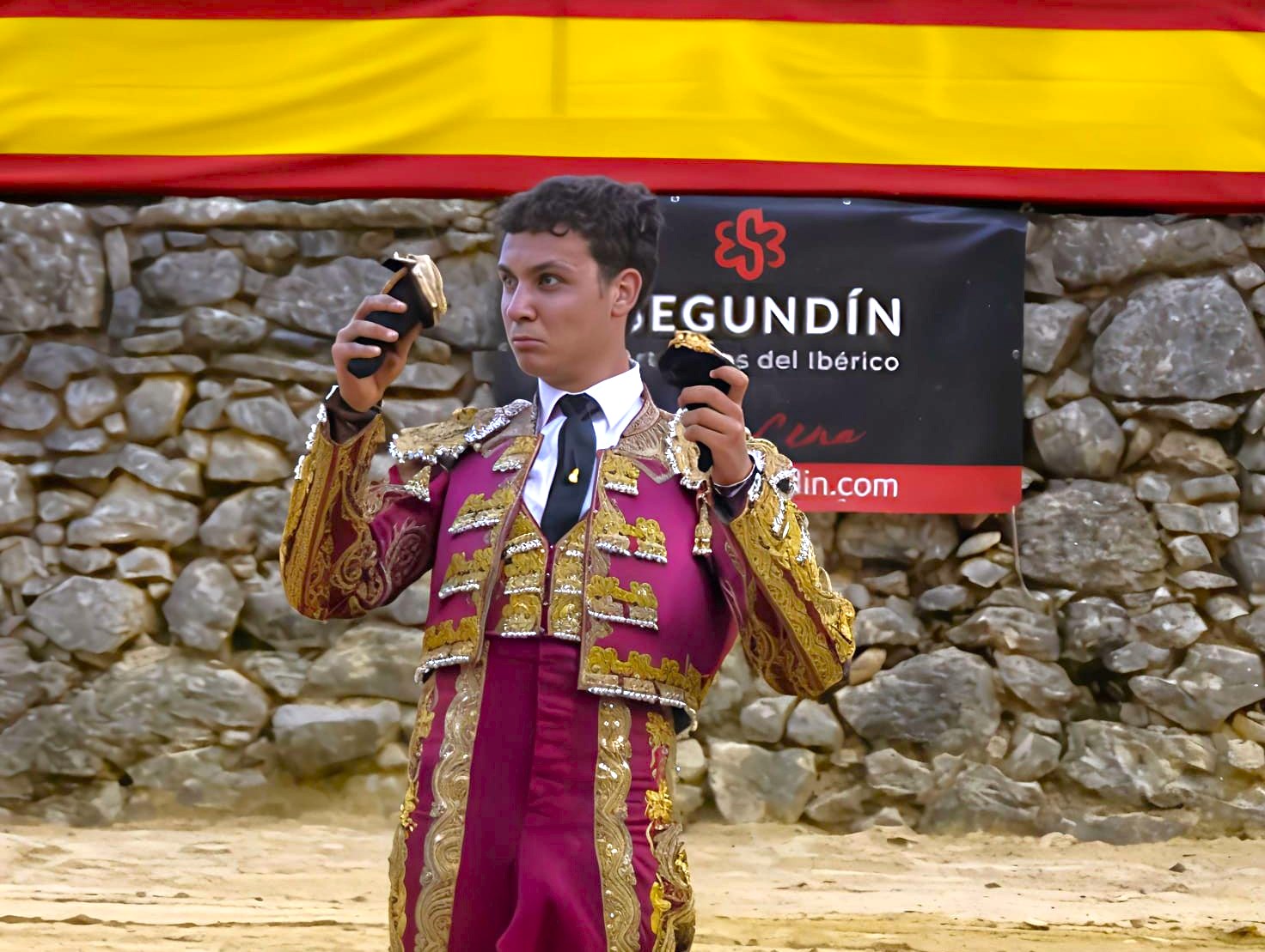 El novillero rondeño Cayetano Rojas Ramírez triunfa en la plaza de Villaluenga y se clasifica para las clases prácticas de Canal Sur TV