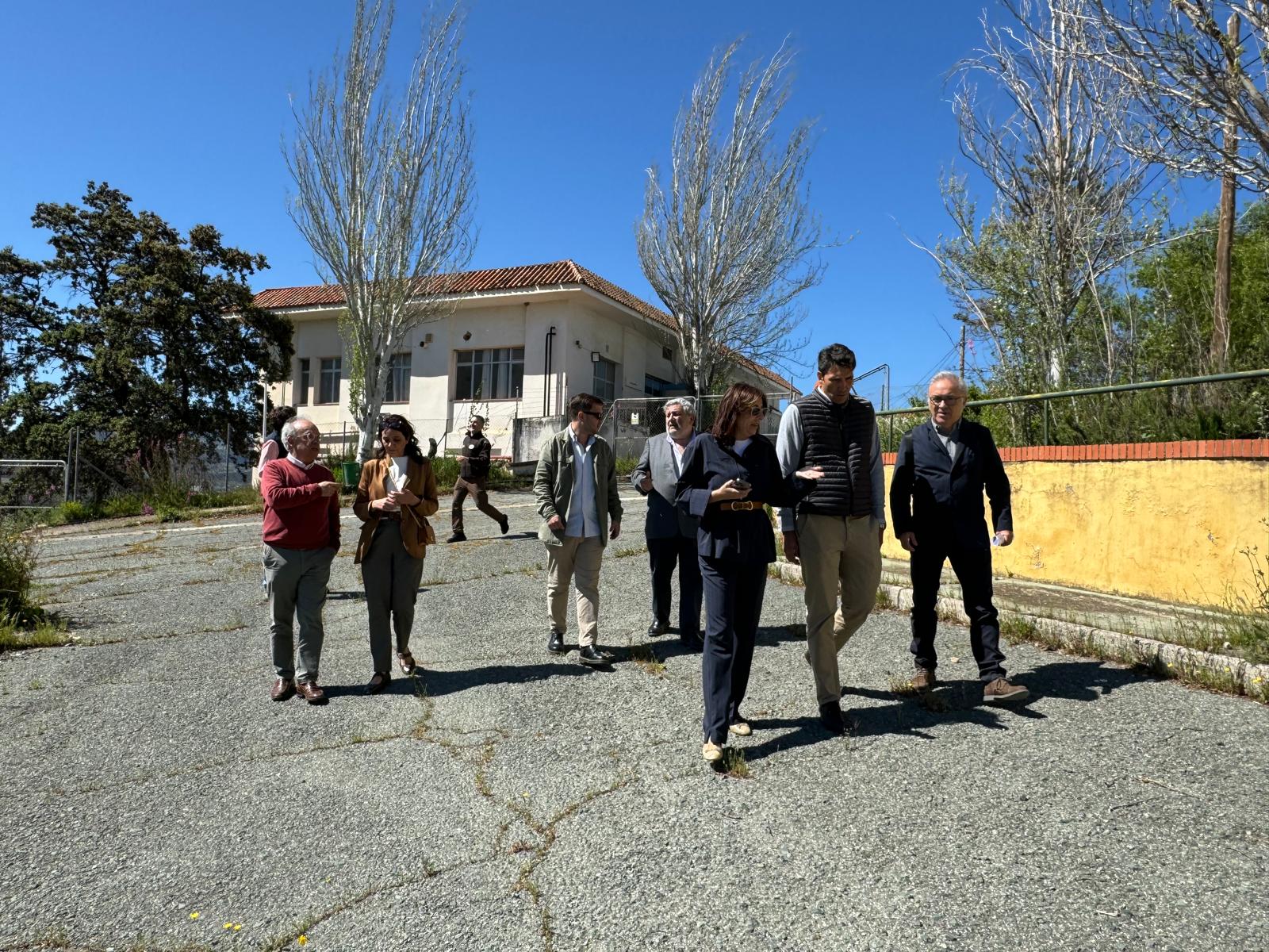 Imagen de la visita que realzaron la alcaldesa y responsables de la UMA a las instalaciones del antiguo hospital.