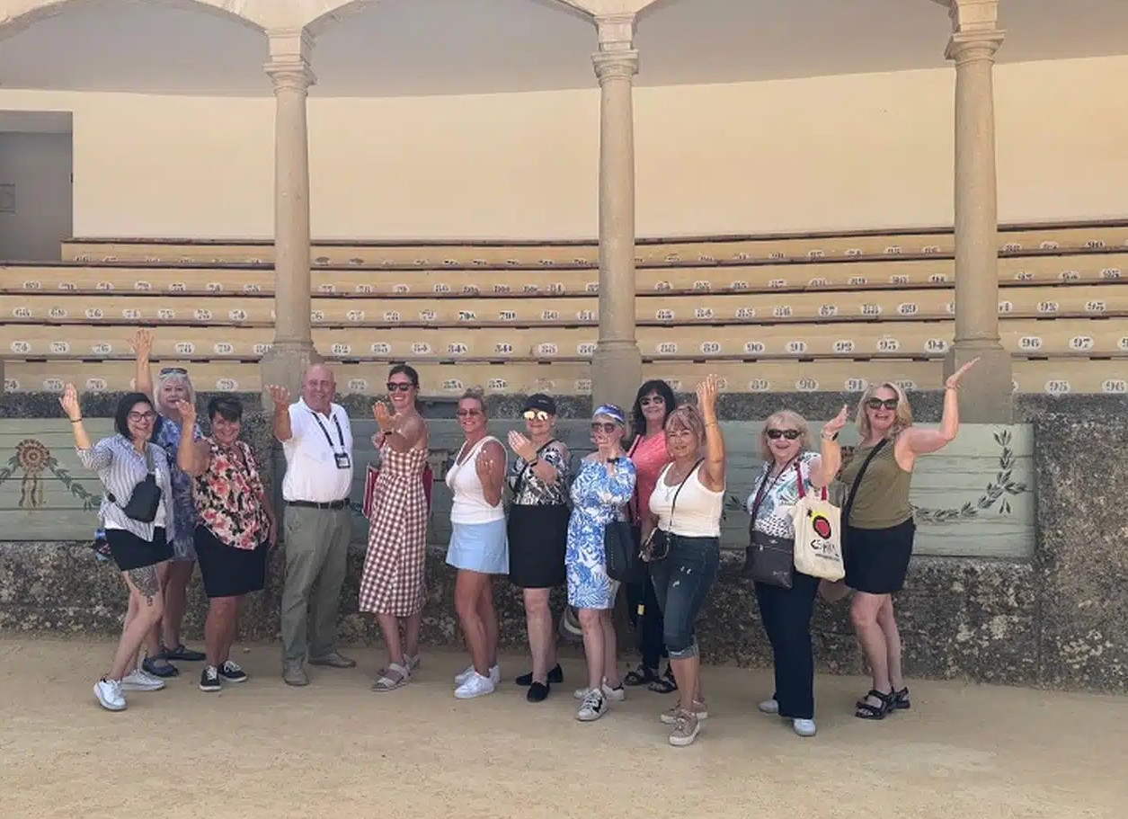 Un grupo de agentes turísticos de Estados Unidos durante su visita a la plaza de toros.