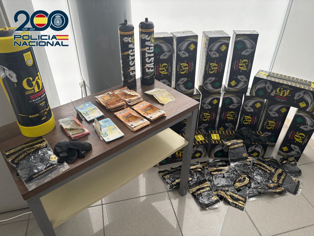 La Policía Nacional detiene a tres jóvenes que portaban en su coche 18 botellas del gas de la risa