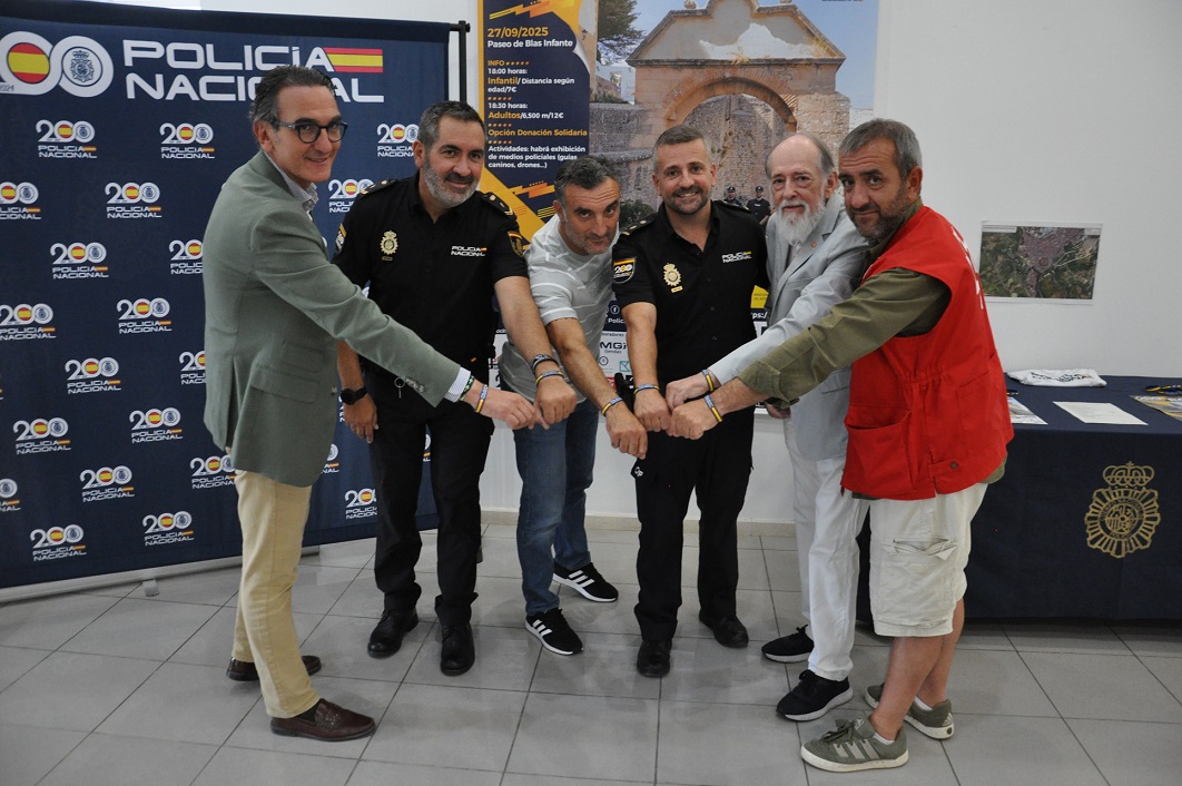 La prueba deportiva y solidaria se ha presentado en la Comisaría rondeña.