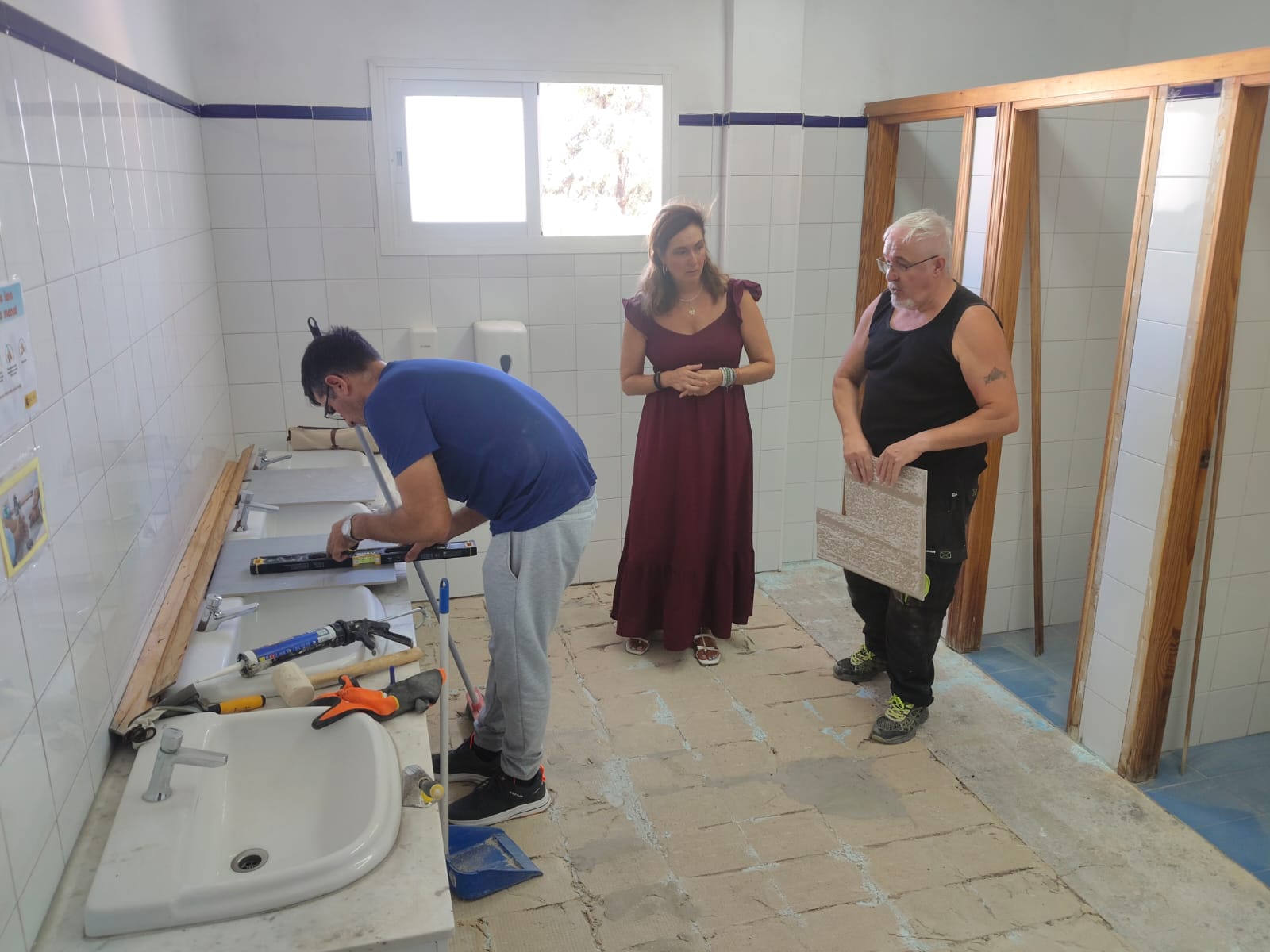 La concejal delegada de Educación en una de las obras que se están realizando.