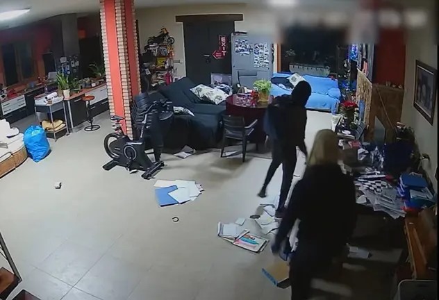 Momento en el que la banda asalta una de las viviendas en el campo.