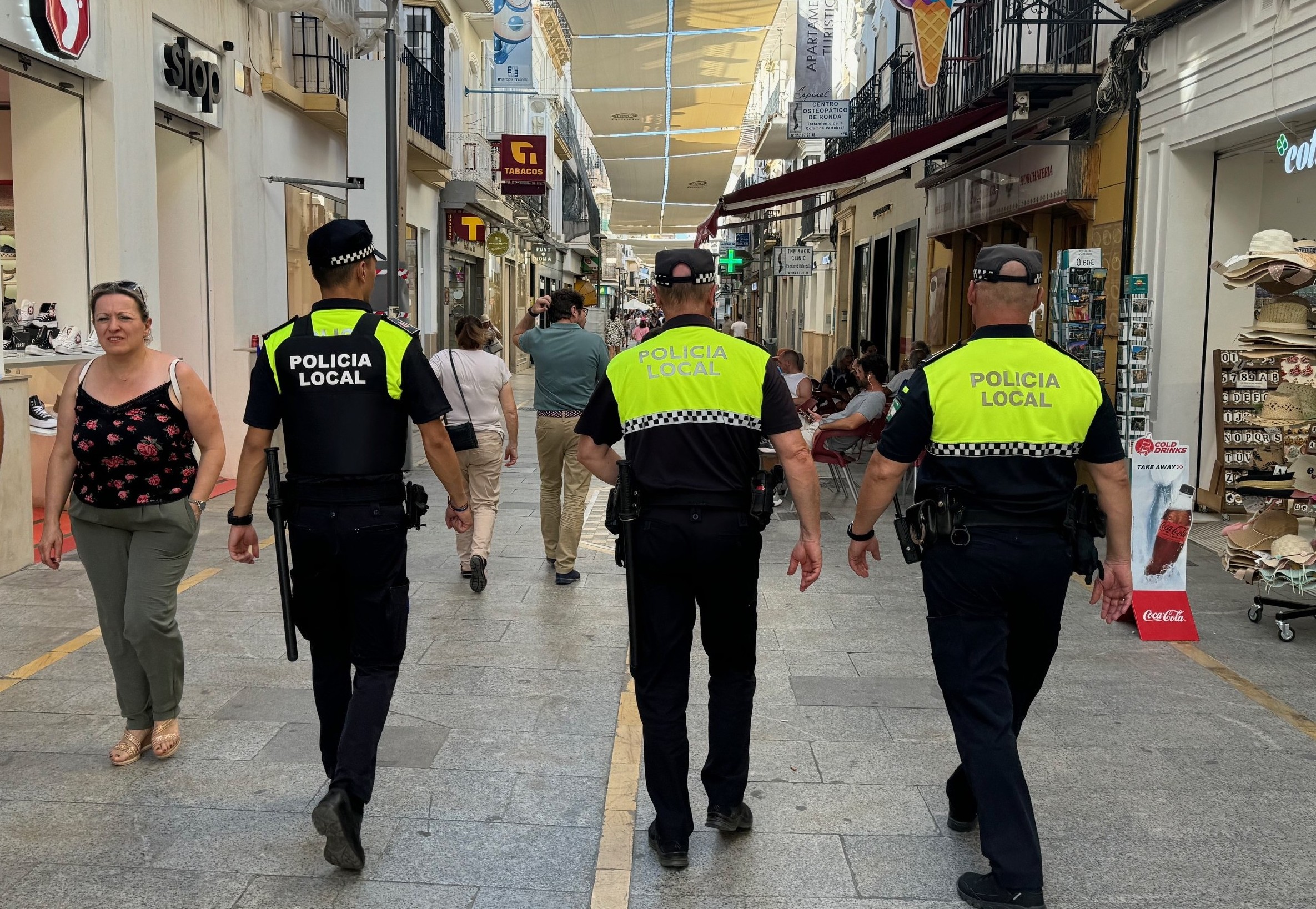 Agentes de la Policía Local durante una patrulla de vigilancia en el Centro Comercial Abierto de Ronda.