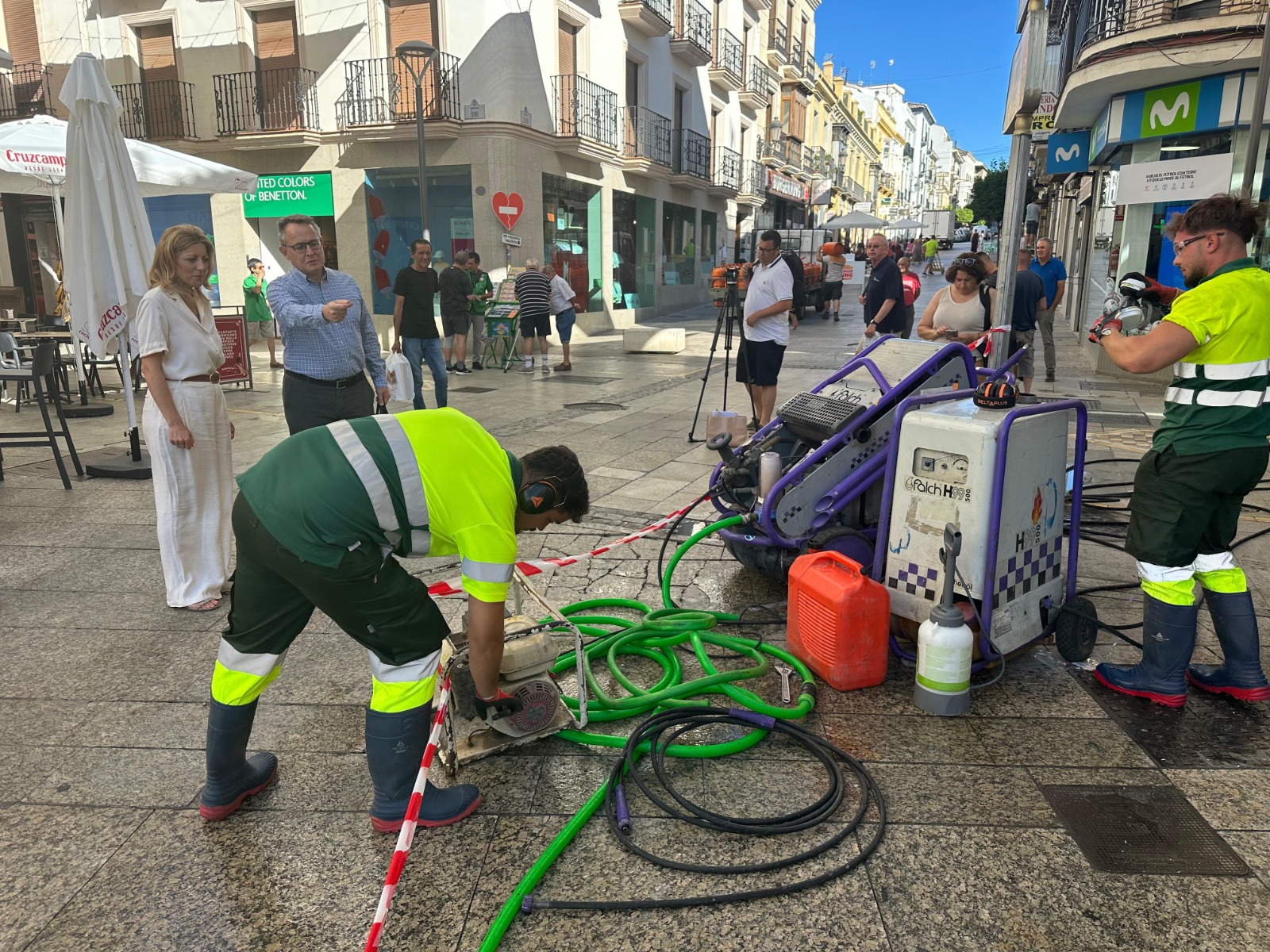 Utilizan un nuevo sistema de limpieza para acabar con las manchas de la solería de carrera Espinel