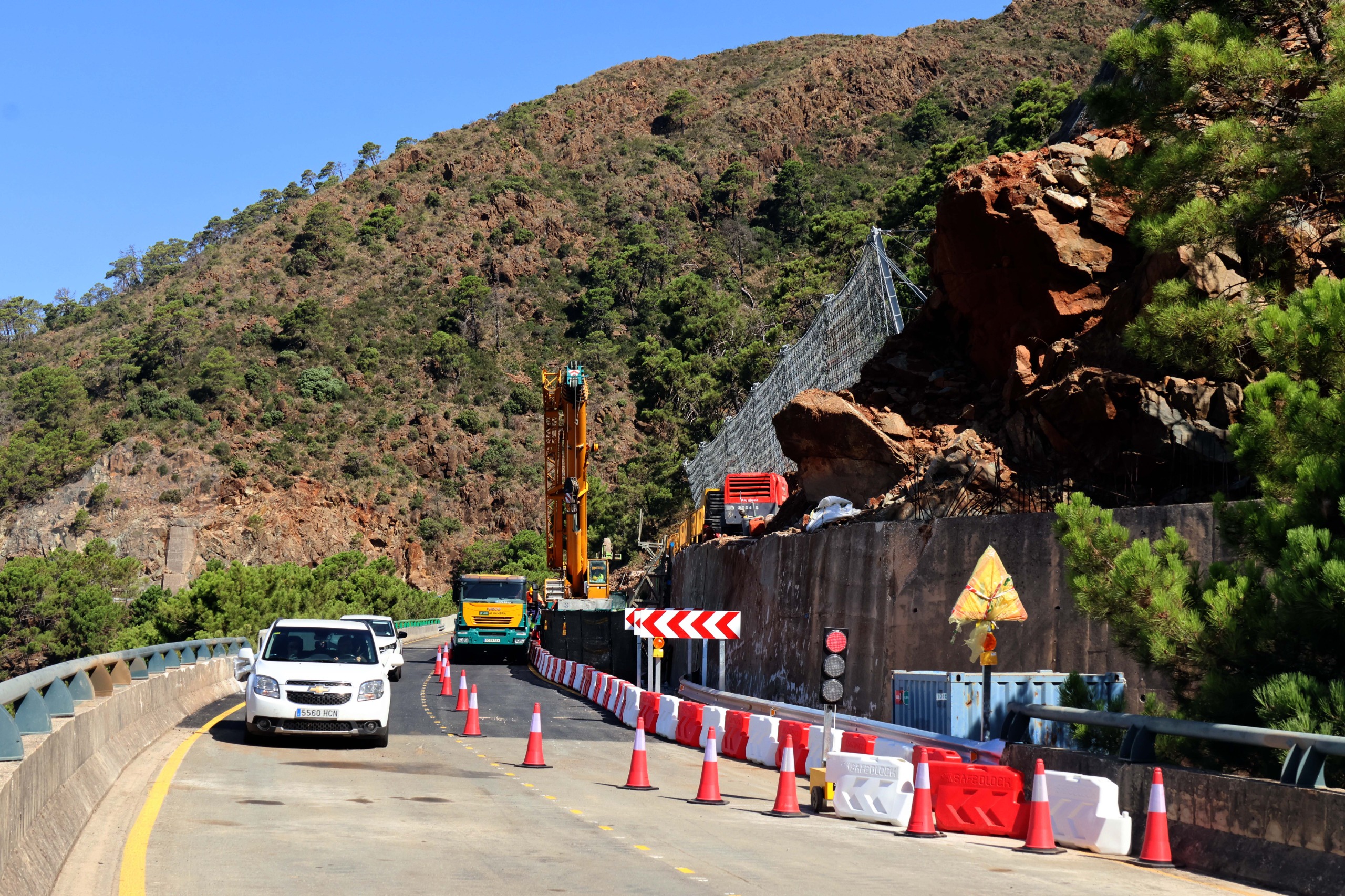 La Junta ha habilitado un carril en el punto del desprendimiento de rocas y tierra.