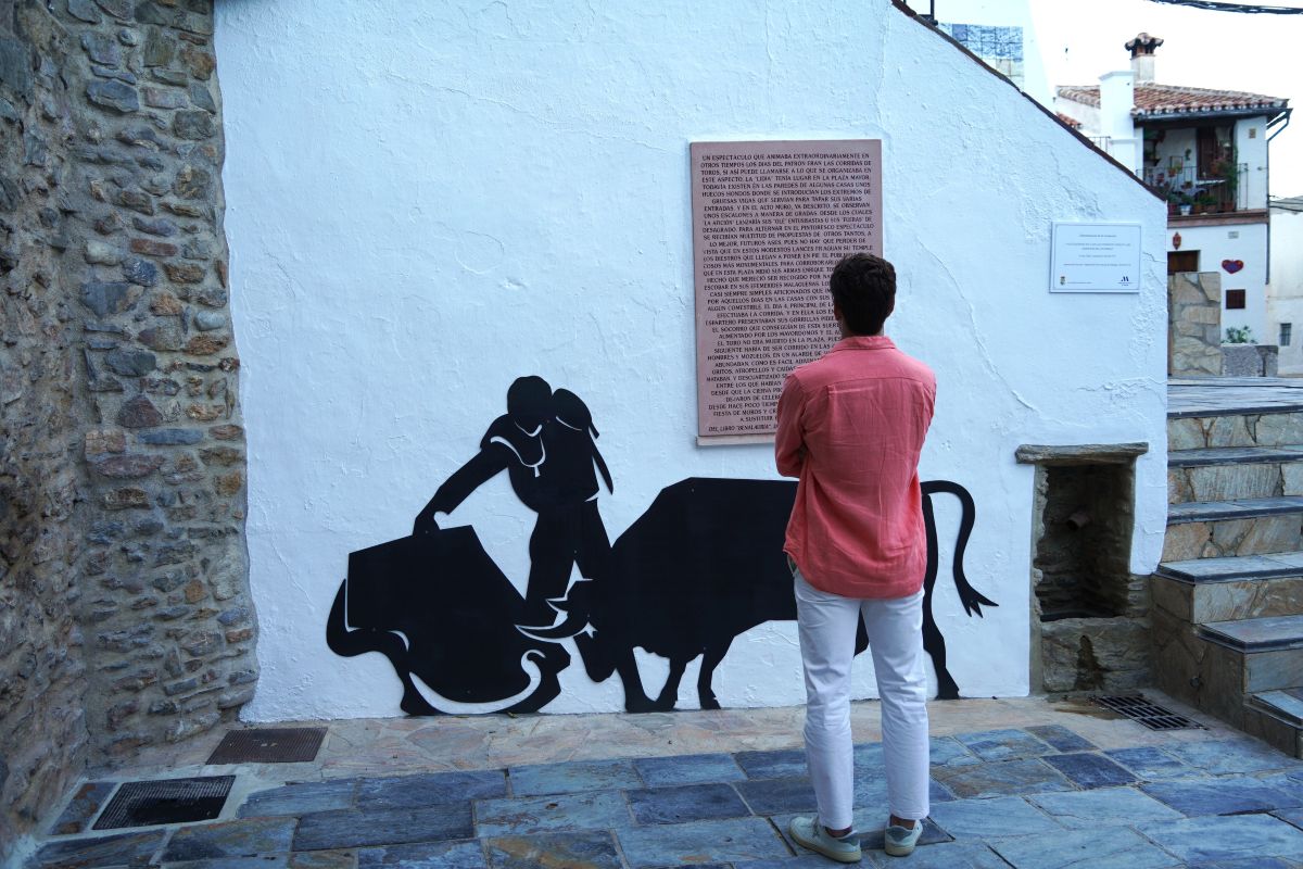 La Diputación recuerda el pasado de la plaza de Benalauría como coso taurino