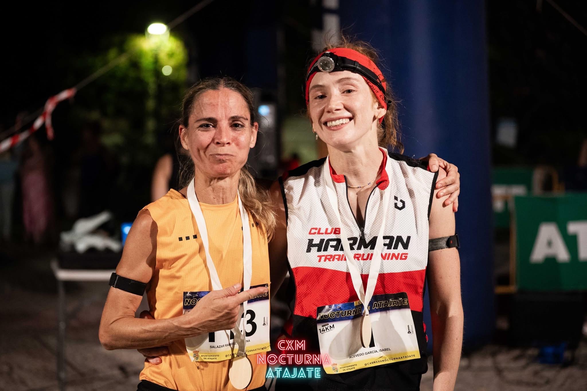 Isabel Acebedo con otra competidora en la nocturna de Atajate.