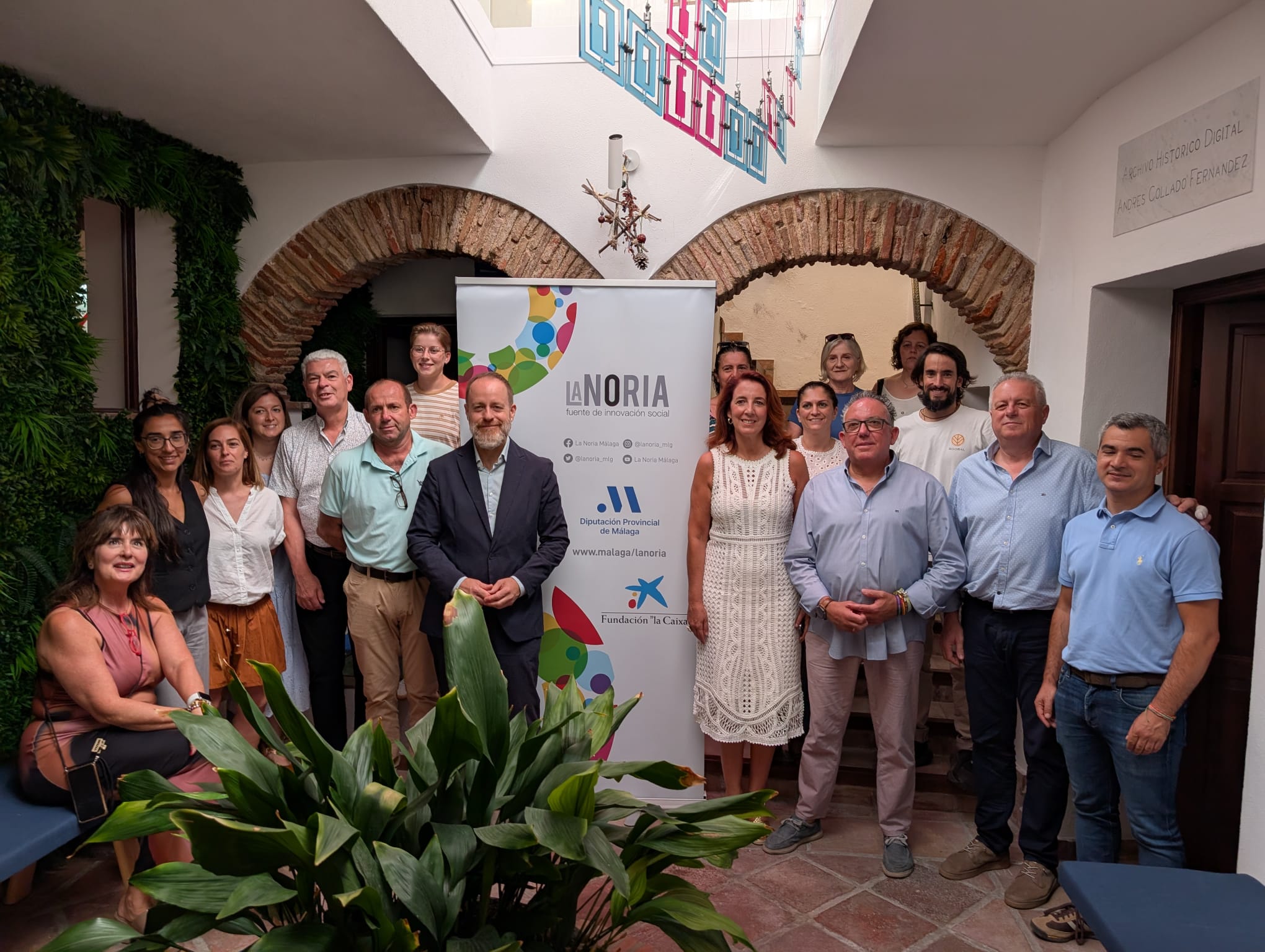 Foto de grupo de los nómadas digitales junto a responsables del proyecto serrano.