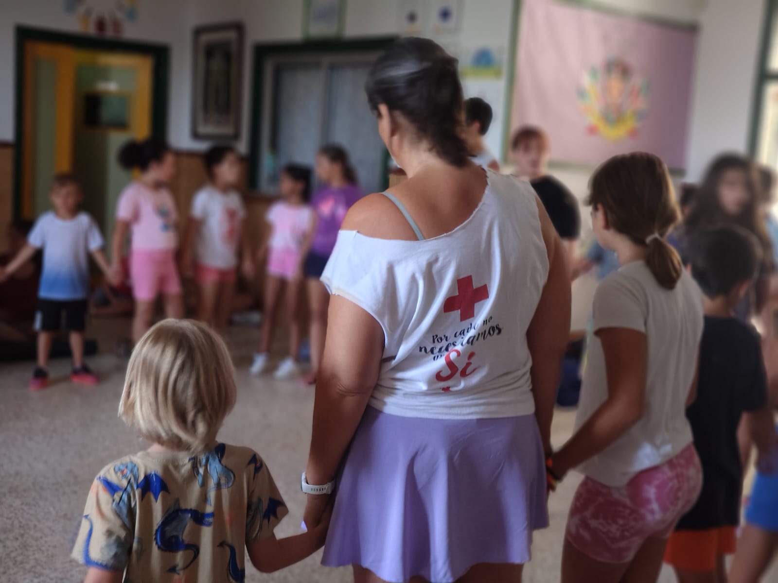 Pequeños en situación de vulnerabilidad de la Dehesa participan en una sesión de yoga