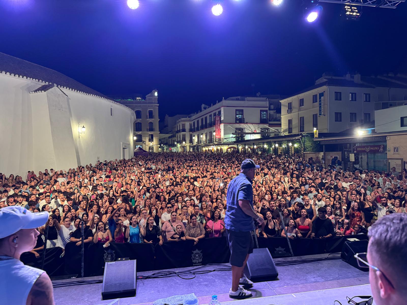 Miles de personas han asistido alos conciertos en la plaza teniente Arce.