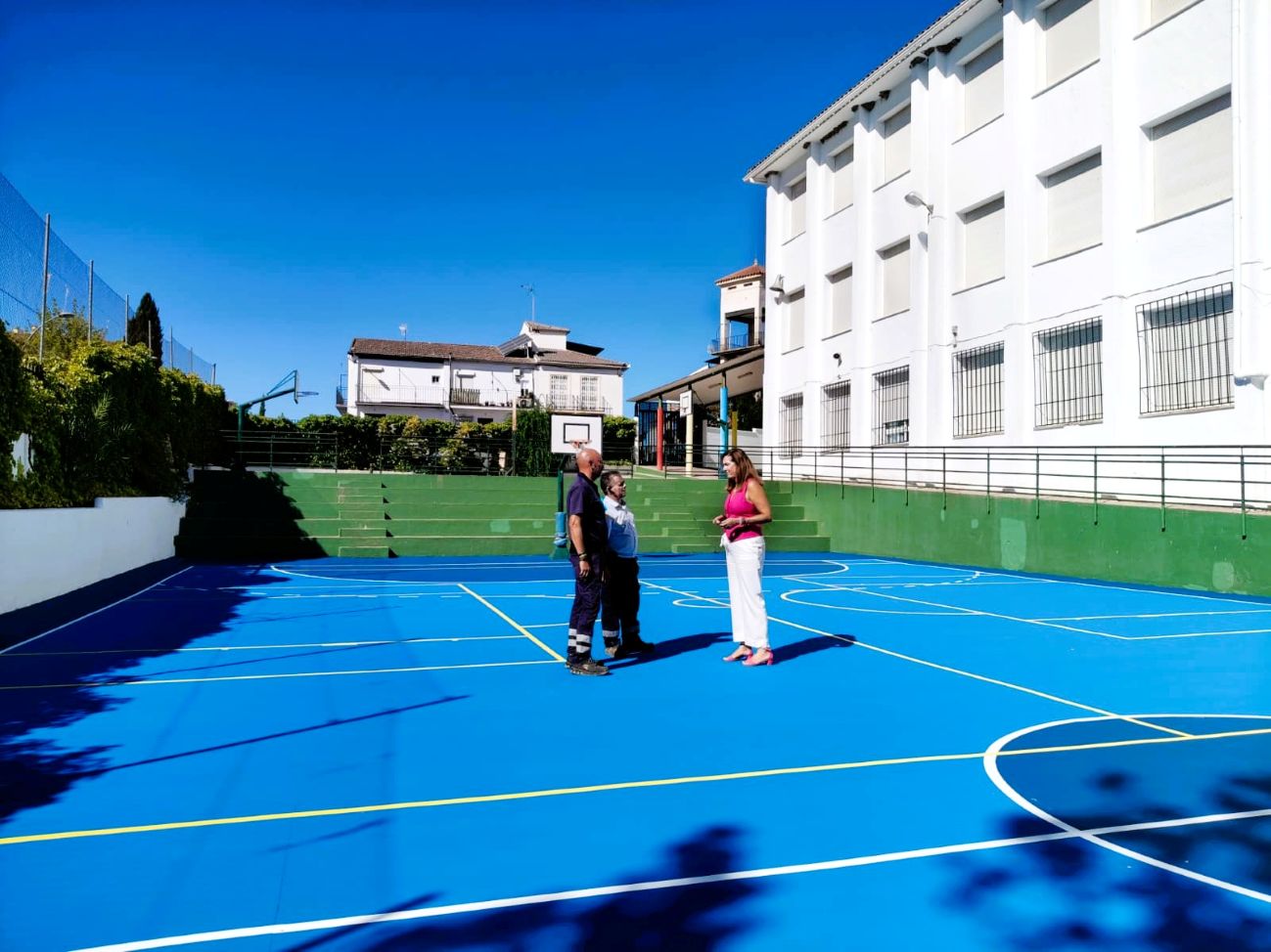 Instalan pavimento antideslizante en la pista deportiva del colegio Miguel de Cervantes