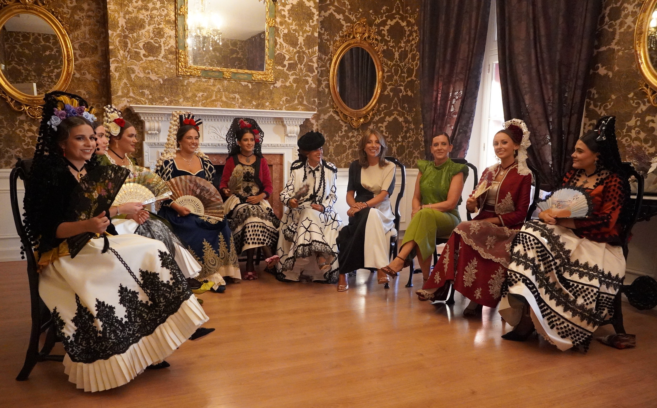 La alcaldesa, la concejal de Fiestas y las Damas Goyescas en los salones del Hotel Victoria.