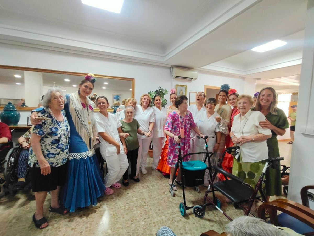 Las Damas Goyescas junto con las usuarias de una residencia de mayores de Ronda.