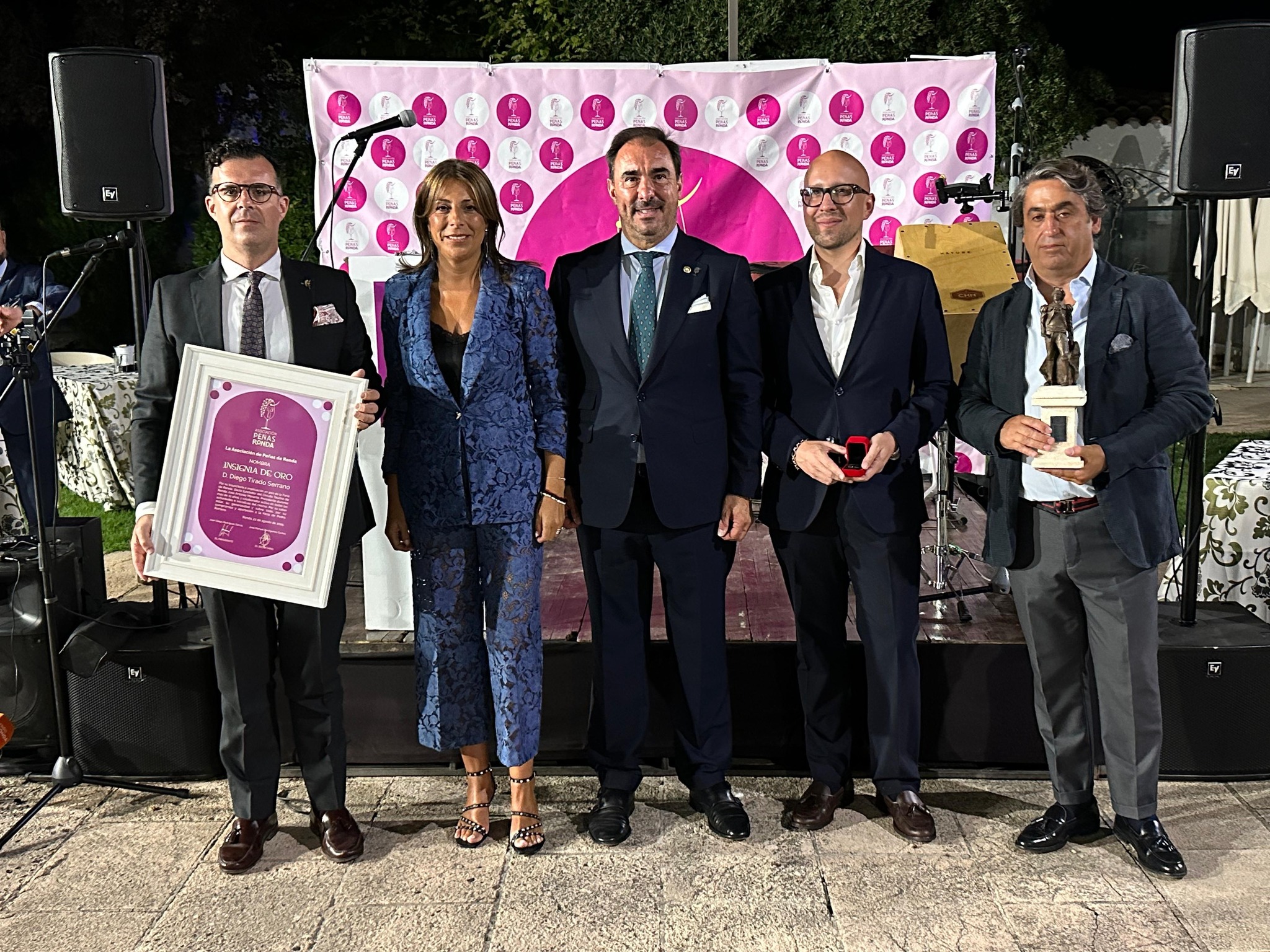 la alcaldesa y el presidente de las peñas entregaron los galardones de este año.